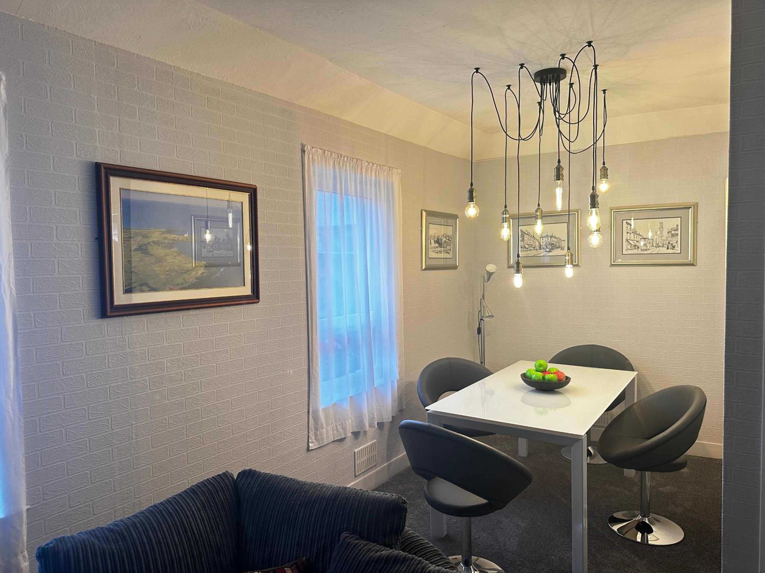1 Bed Flat - Sleeps 2 - Parking - Wifi