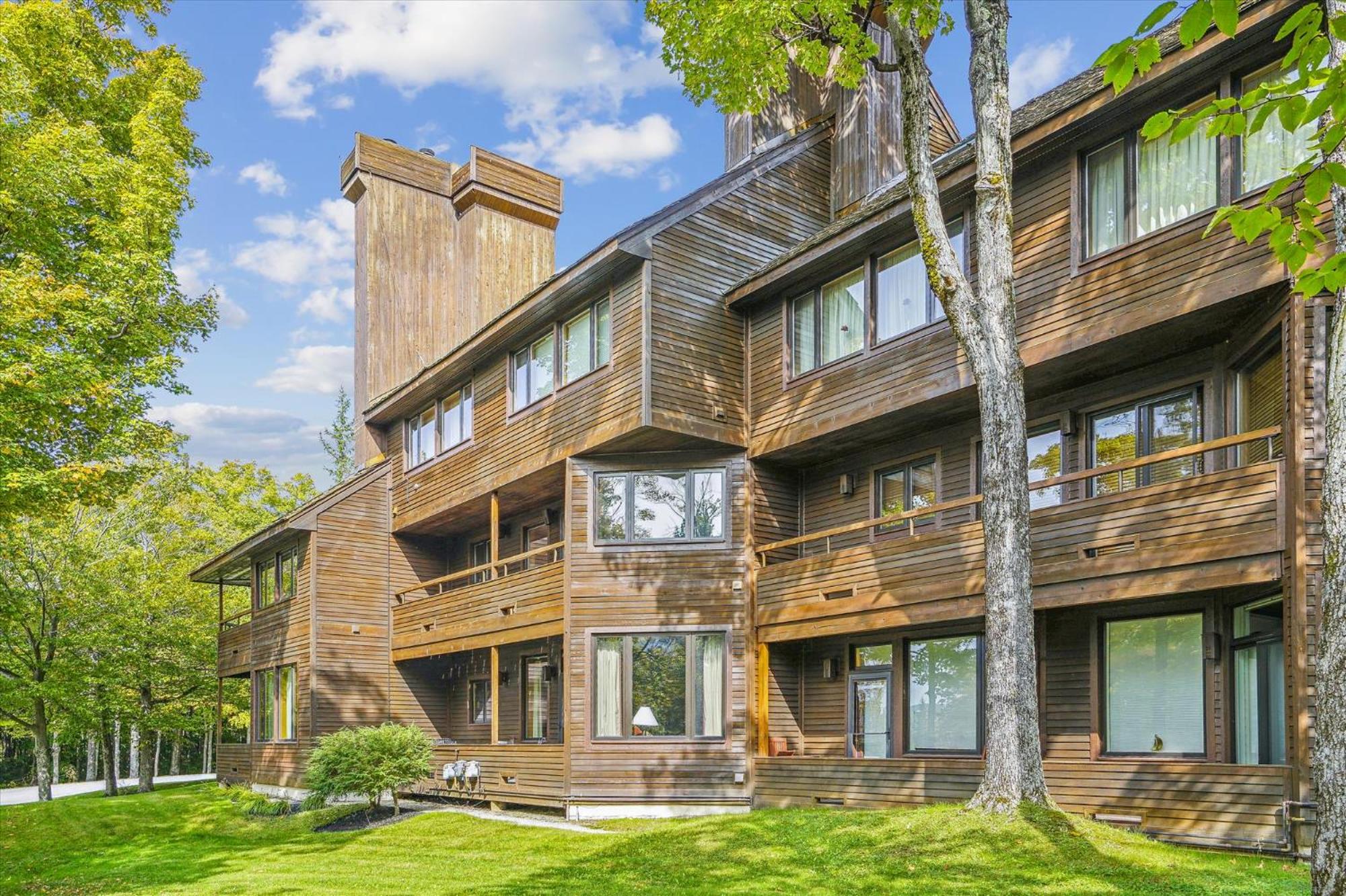 Highridge D5 Quaint 1 bedroom Condo view 3