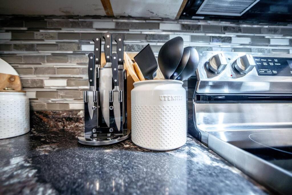Luxury Stylish Home, Walk to Falls, Fire Pit&More