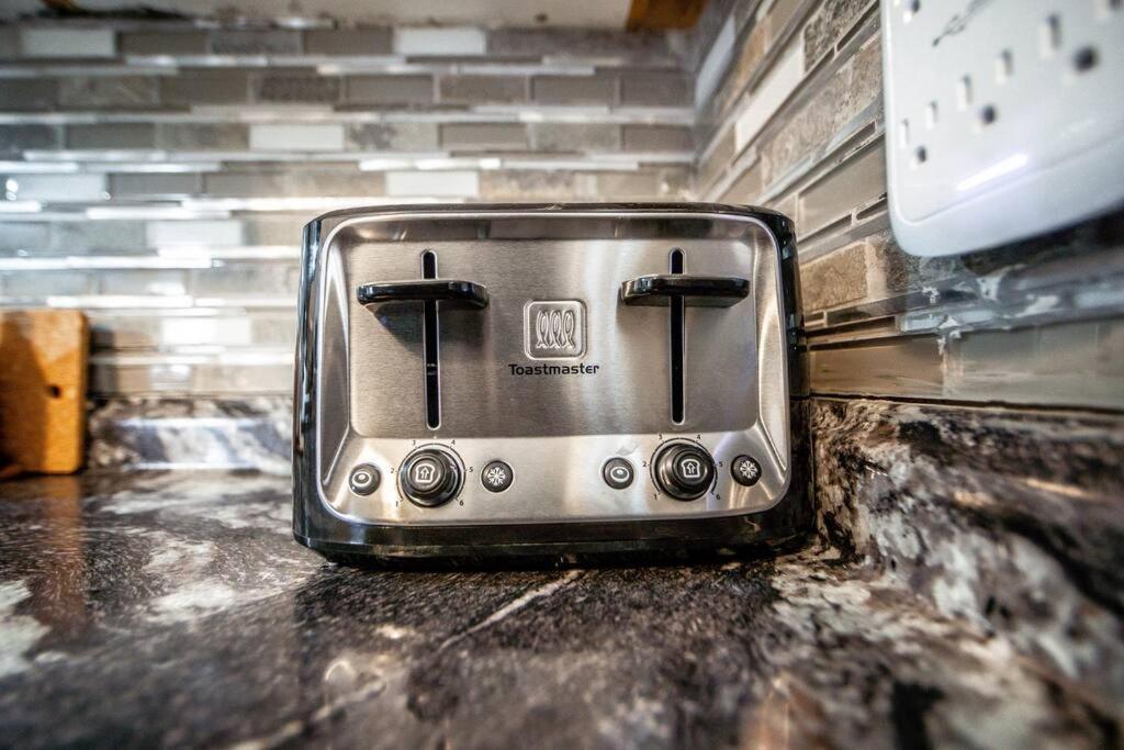Luxury Stylish Home, Walk to Falls, Fire Pit&More