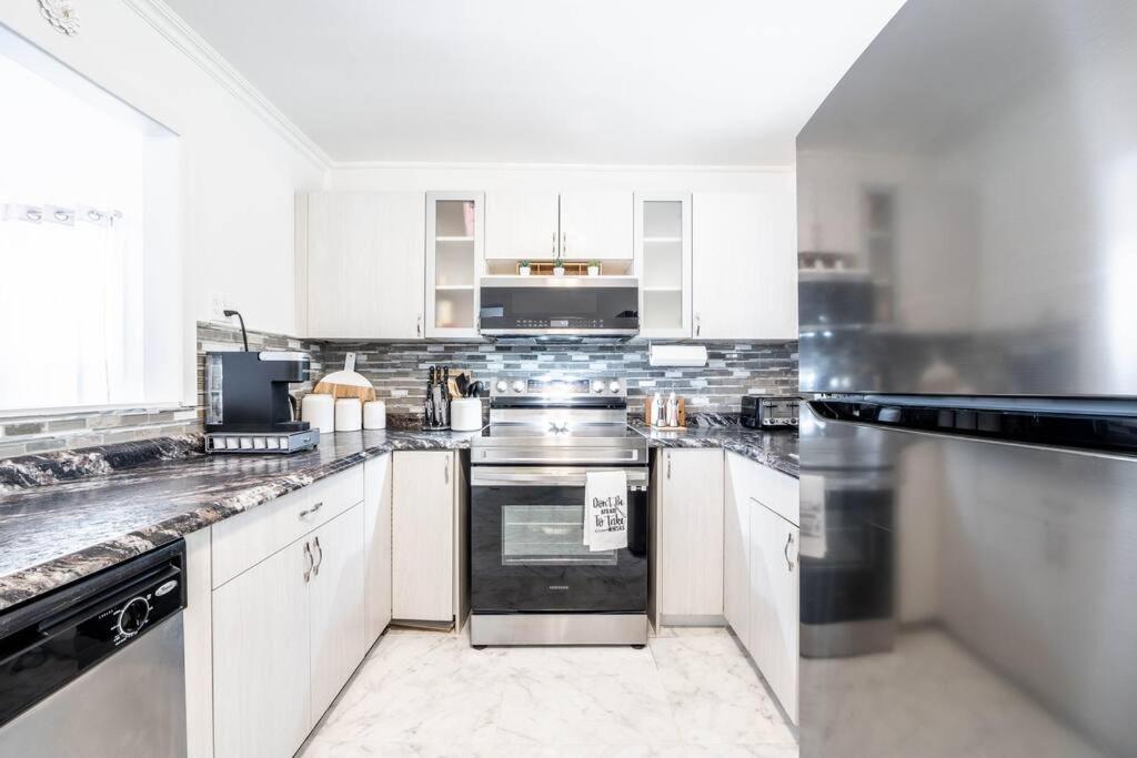 Luxury Stylish Home, Walk to Falls, Fire Pit&More