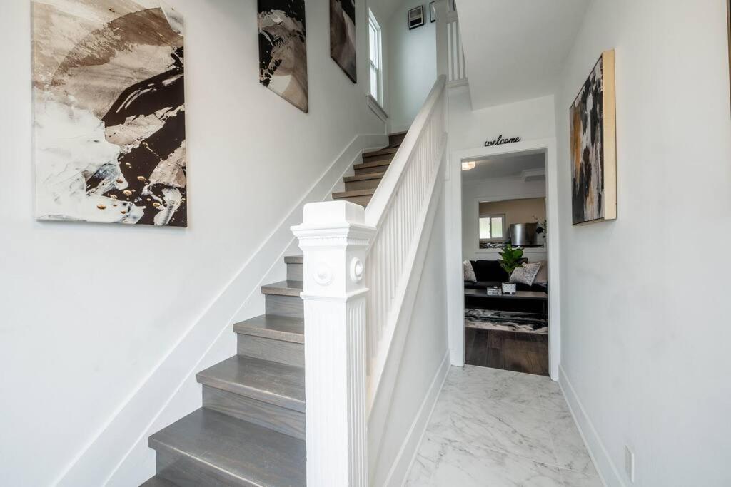 Luxury Stylish Home, Walk to Falls, Fire Pit&More