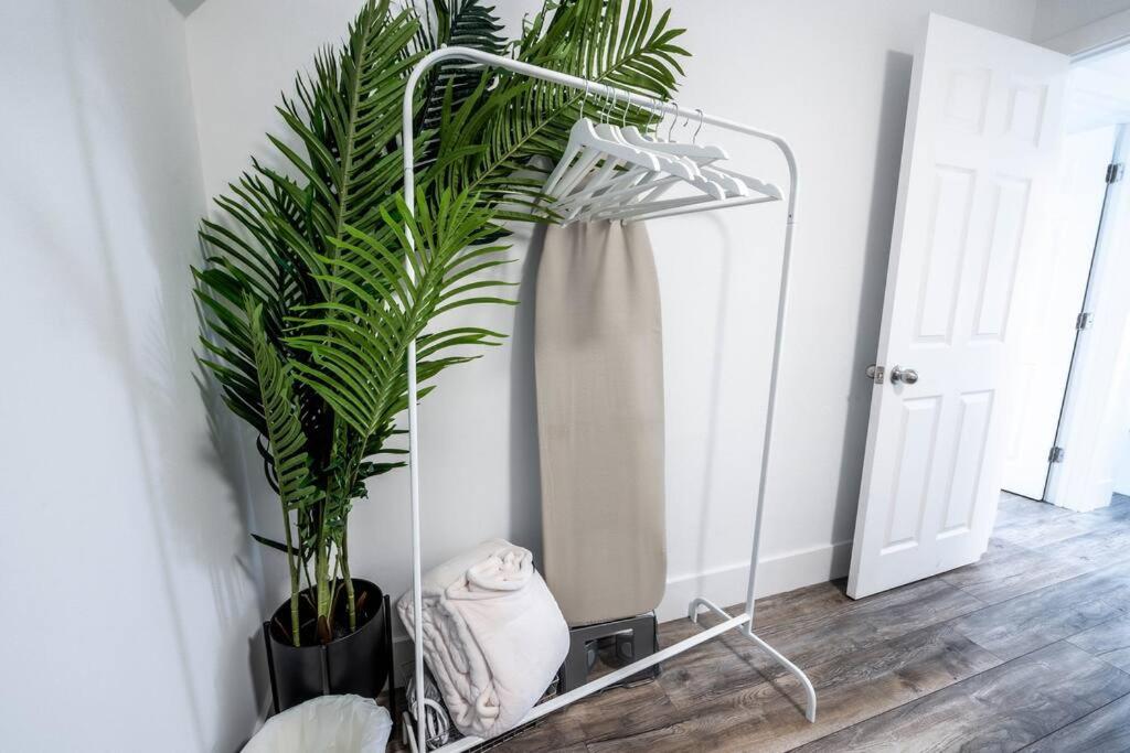 Luxury Stylish Home, Walk to Falls, Fire Pit&More