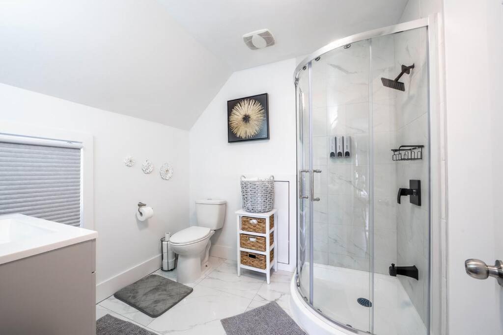 Luxury Stylish Home, Walk to Falls, Fire Pit&More