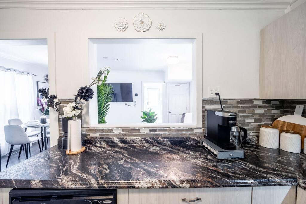 Luxury Stylish Home, Walk to Falls, Fire Pit&More