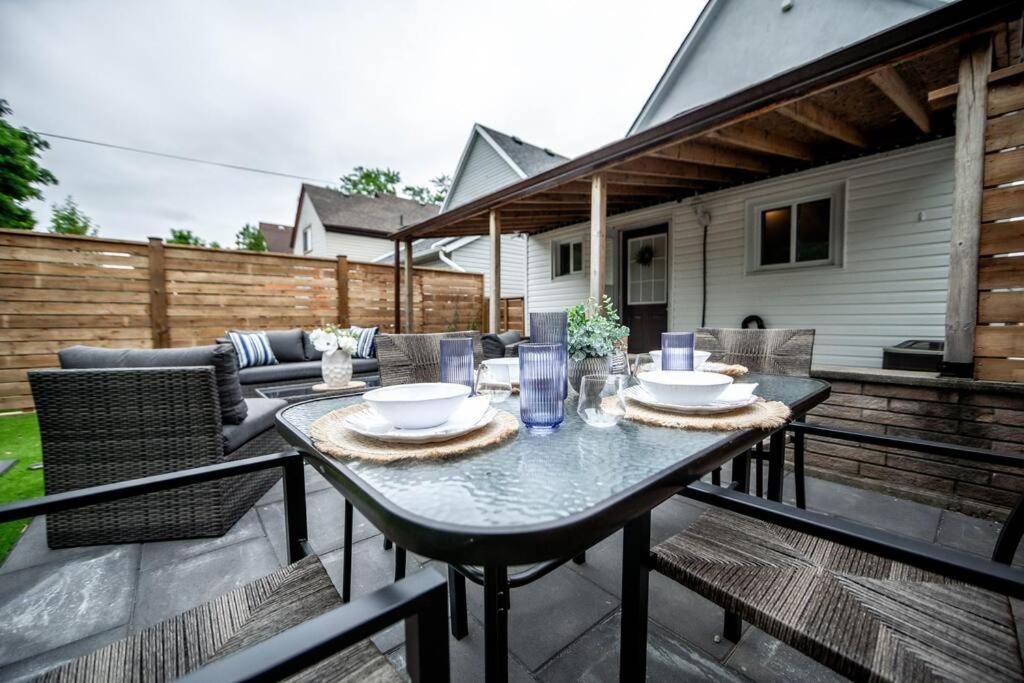 Luxury Stylish Home, Walk to Falls, Fire Pit&More