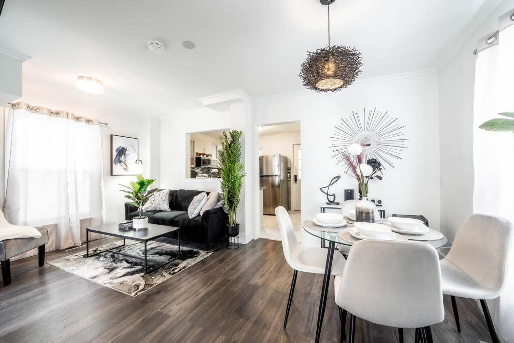 Luxury Stylish Home, Walk to Falls, Fire Pit&More