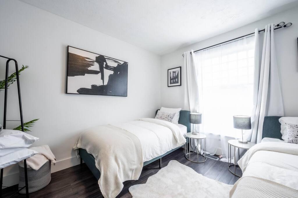 Luxury Stylish Home, Walk to Falls, Fire Pit&More