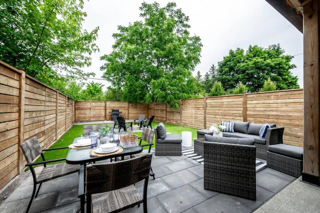 Luxury Stylish Home, Walk to Falls, Fire Pit&More