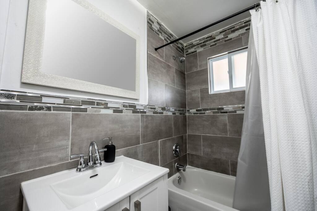 Luxury Stylish Home, Walk to Falls, Fire Pit&More