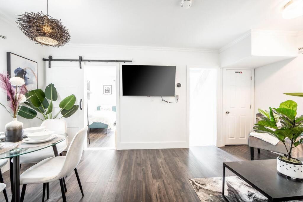 Luxury Stylish Home, Walk to Falls, Fire Pit&More