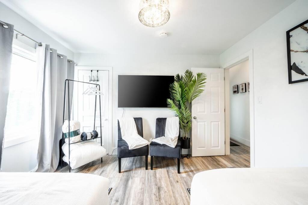 Luxury Stylish Home, Walk to Falls, Fire Pit&More