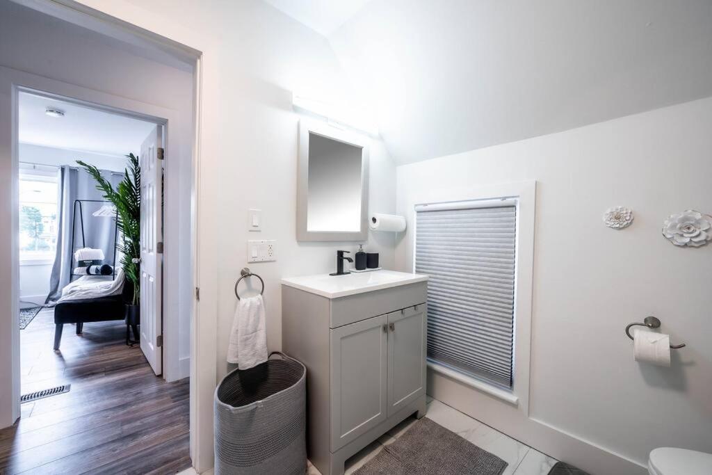 Luxury Stylish Home, Walk to Falls, Fire Pit&More