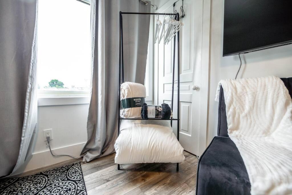 Luxury Stylish Home, Walk to Falls, Fire Pit&More