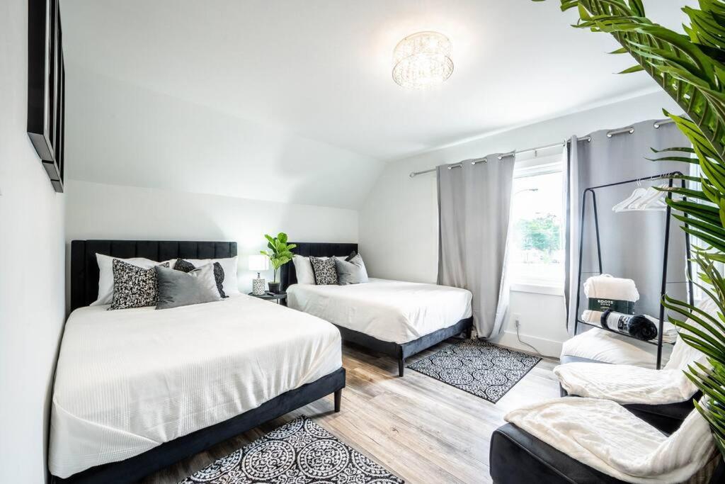 Luxury Stylish Home, Walk to Falls, Fire Pit&More