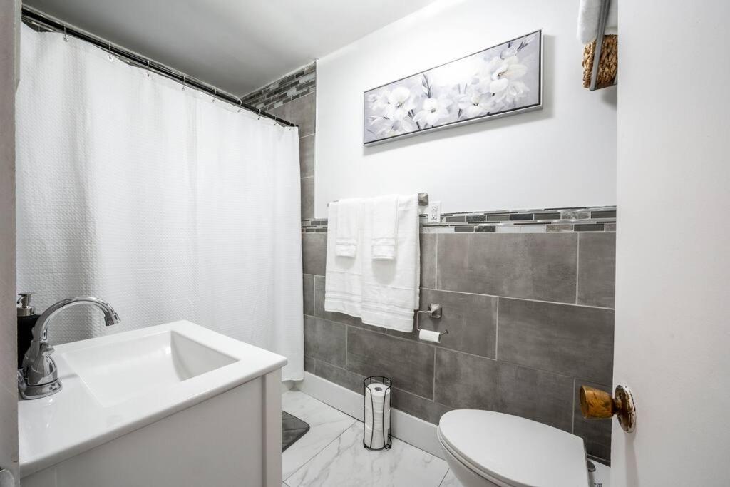 Luxury Stylish Home, Walk to Falls, Fire Pit&More