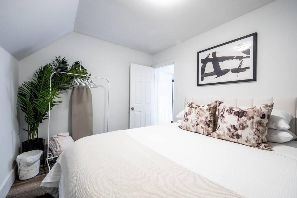 Luxury Stylish Home, Walk to Falls, Fire Pit&More