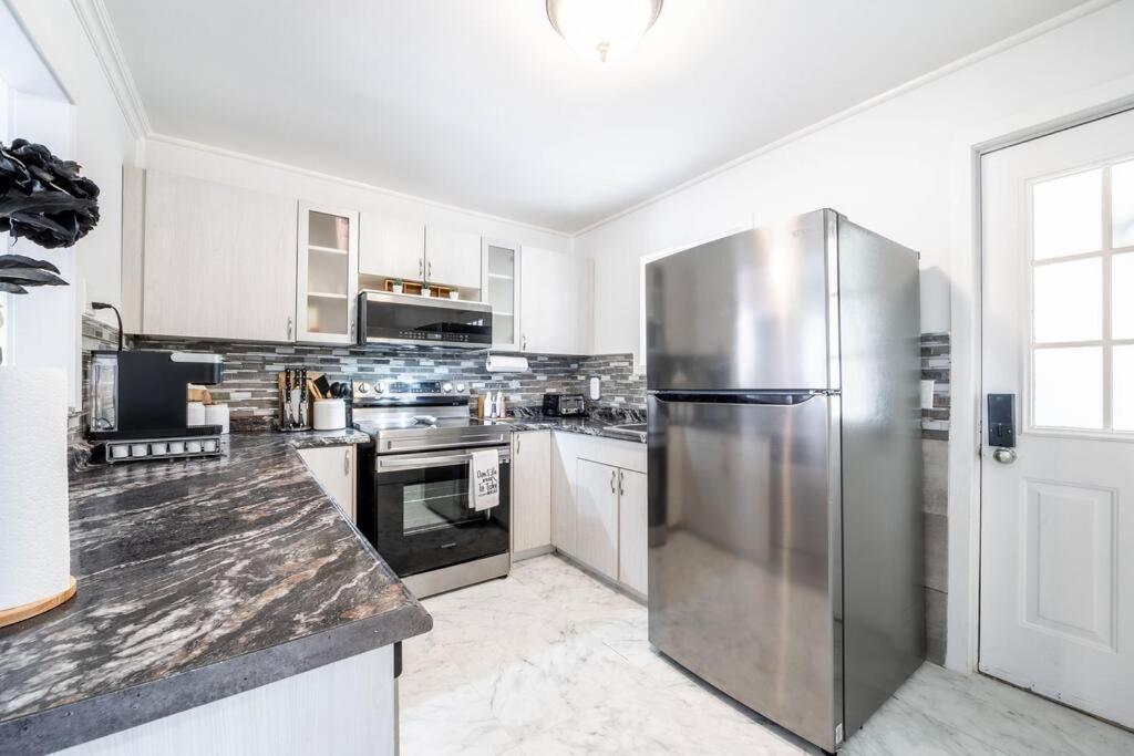 Luxury Stylish Home, Walk to Falls, Fire Pit&More