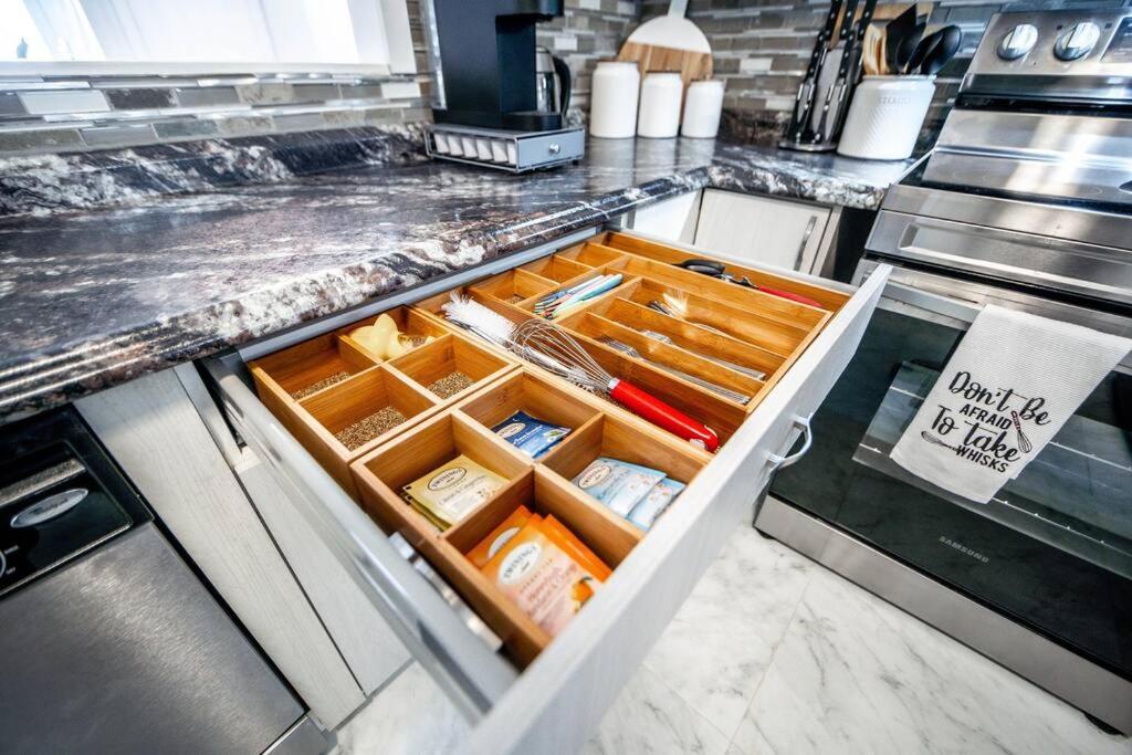 Luxury Stylish Home, Walk to Falls, Fire Pit&More