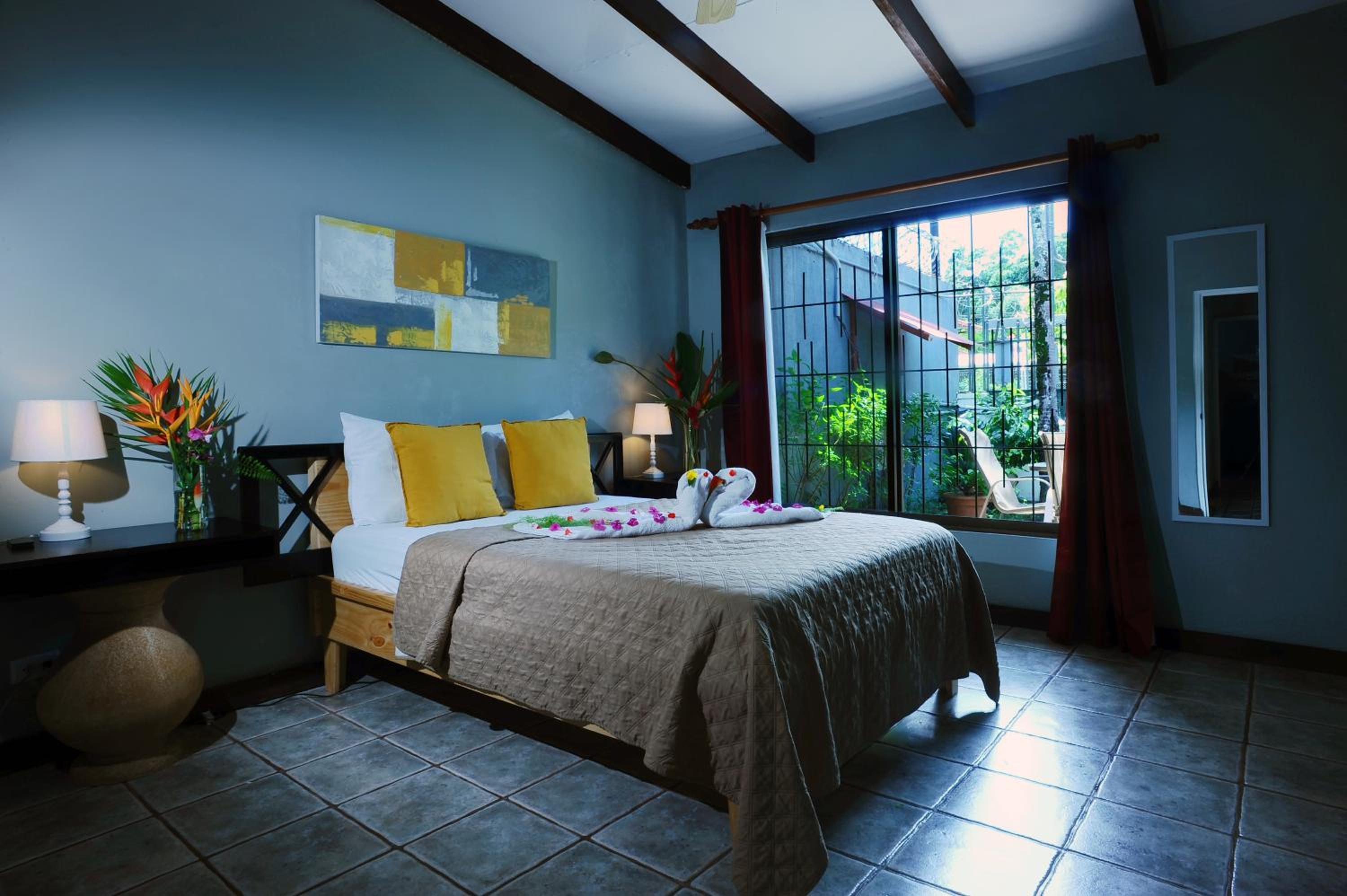 Private Fully Furnished Home at Wide Mouth Frog Hostel Quepos view 2