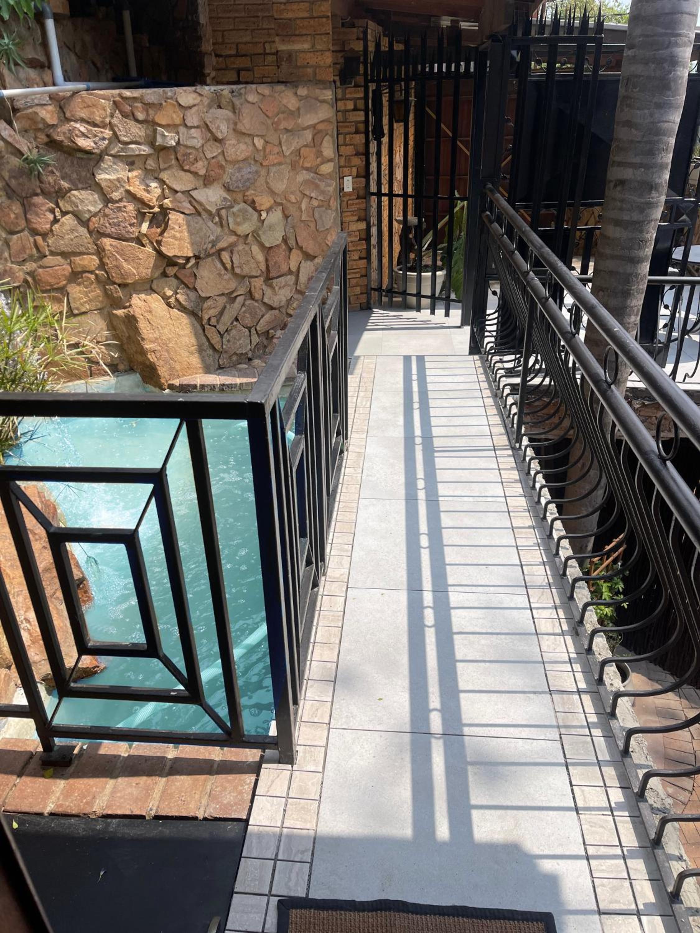 Luxury Boutique Nature Stay! Northcliff - Sunset Views, Solar, Work, Pool