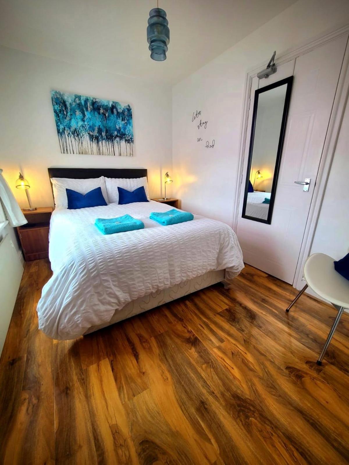 Vale View Apartment, Prestatyn - a stylish town centre flat for couples, solos, contractors and dogs, just a 5 min walk to beach! view 5