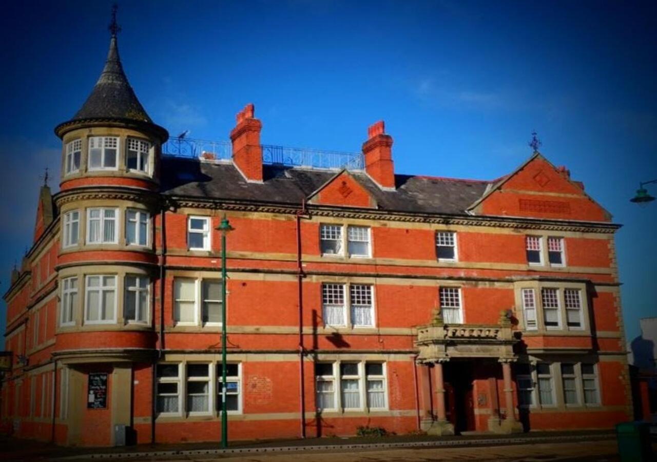 Vale View Apartment, Prestatyn - a stylish town centre flat for couples, solos, contractors and dogs, just a 5 min walk to beach!