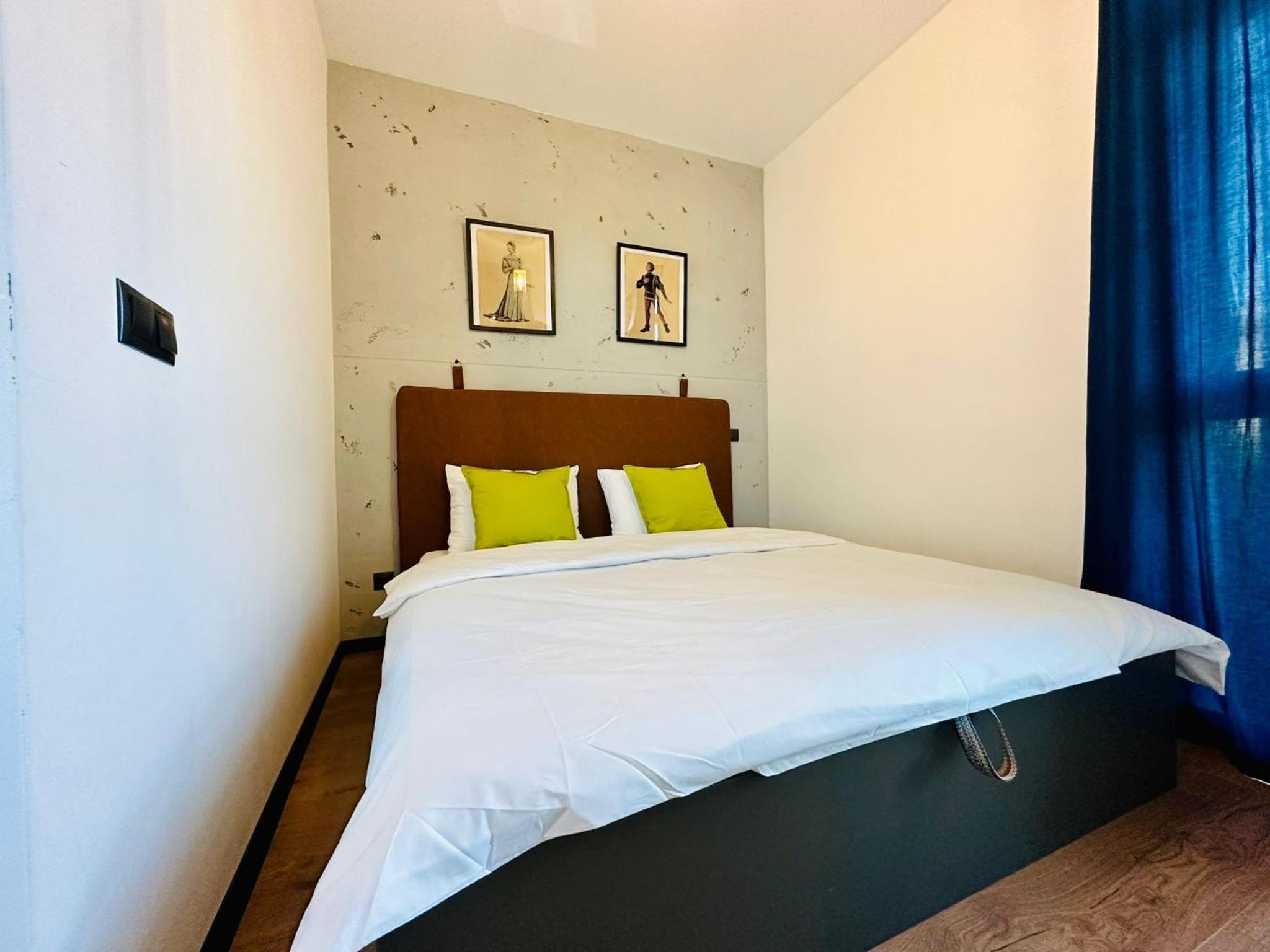 ArT Apartment Near Paradise Mall & Metro Station