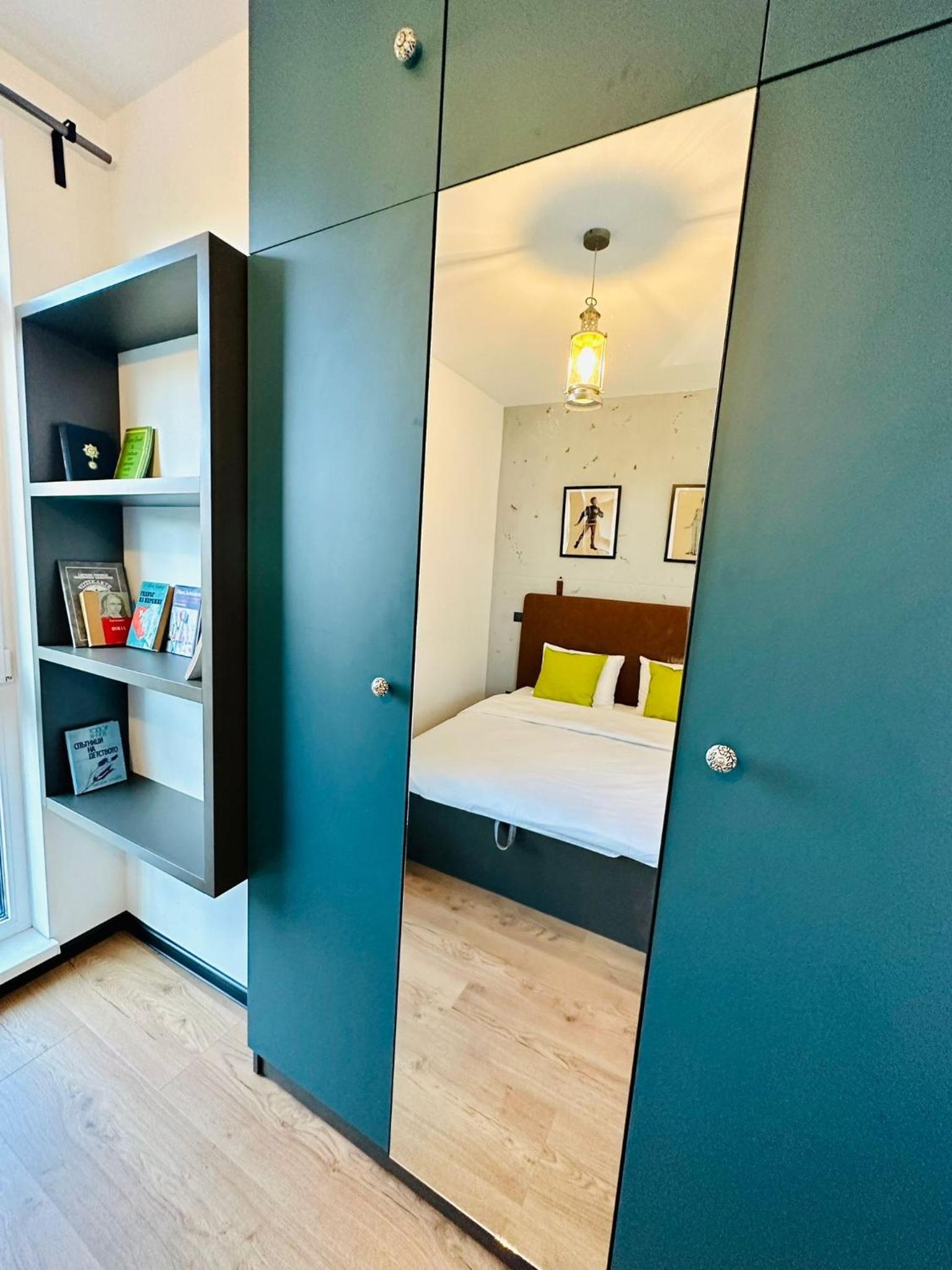 ArT Apartment Near Paradise Mall & Metro Station
