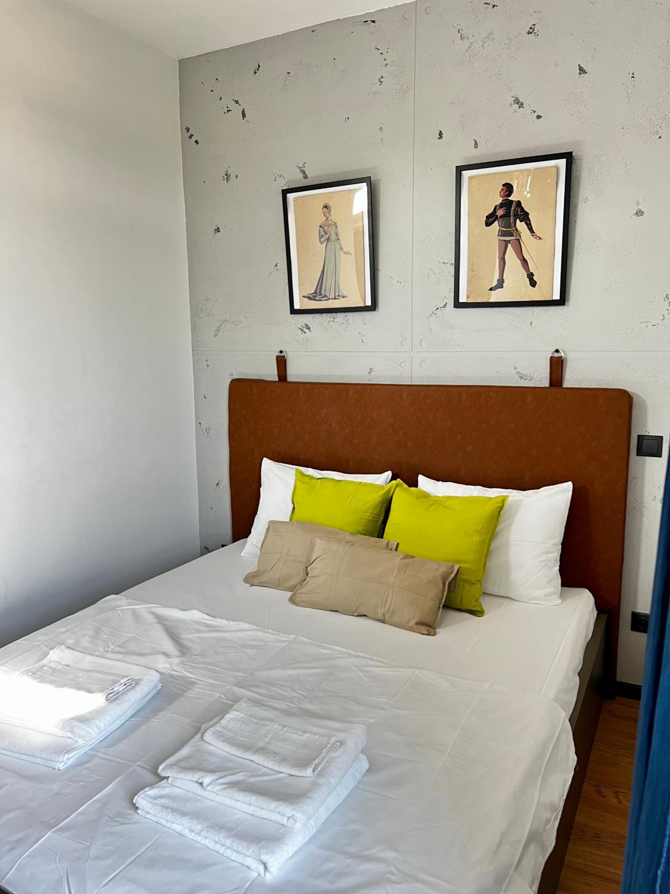 ArT Apartment Near Paradise Mall & Metro Station
