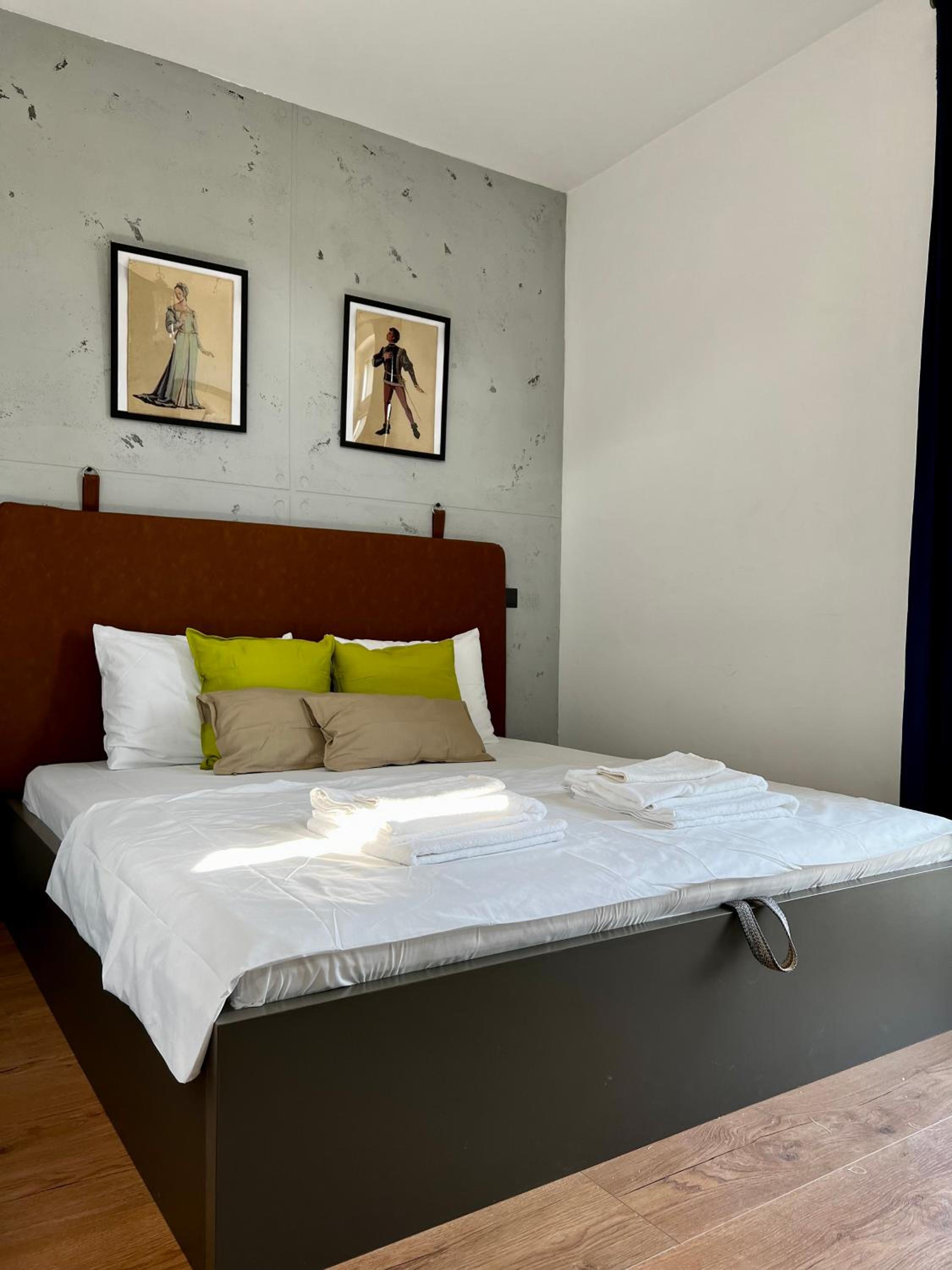 ArT Apartment Near Paradise Mall & Metro Station