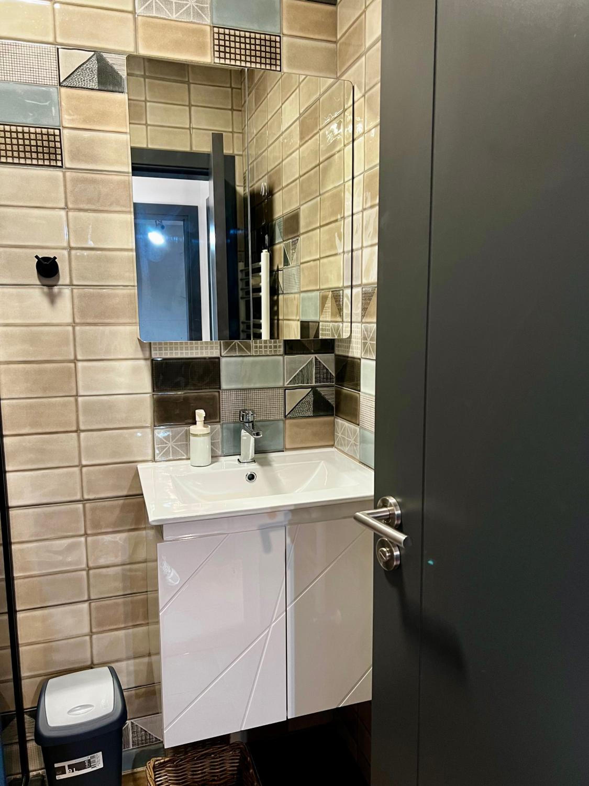 ArT Apartment Near Paradise Mall & Metro Station