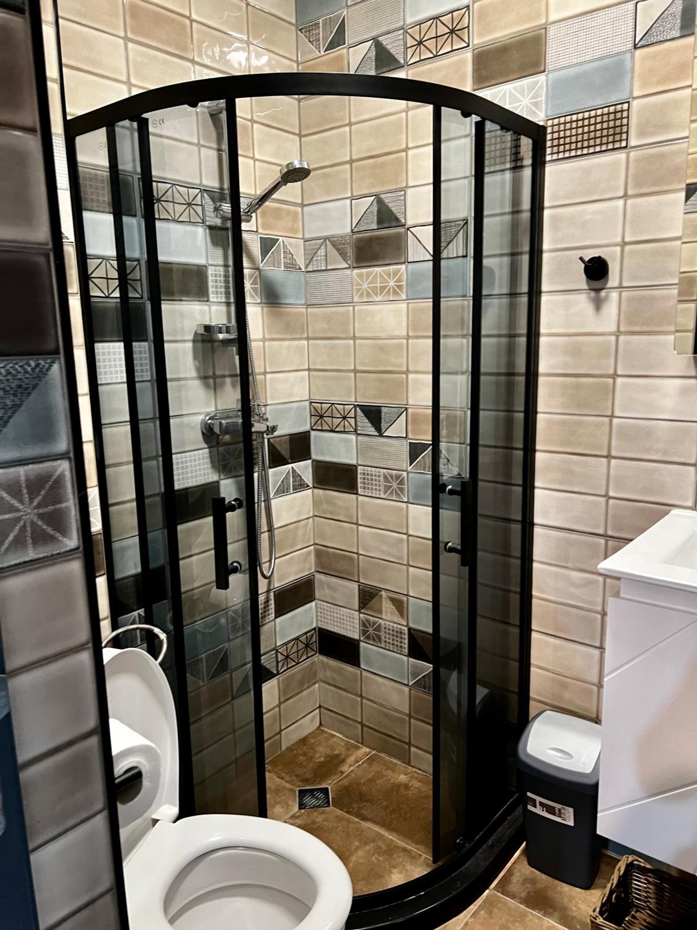 ArT Apartment Near Paradise Mall & Metro Station