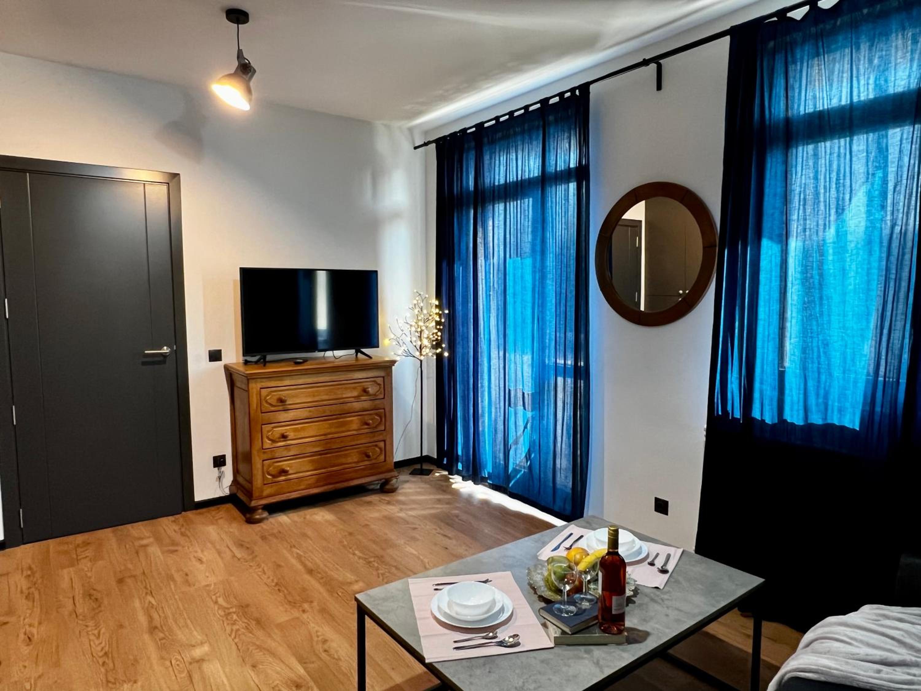 ArT Apartment Near Paradise Mall & Metro Station