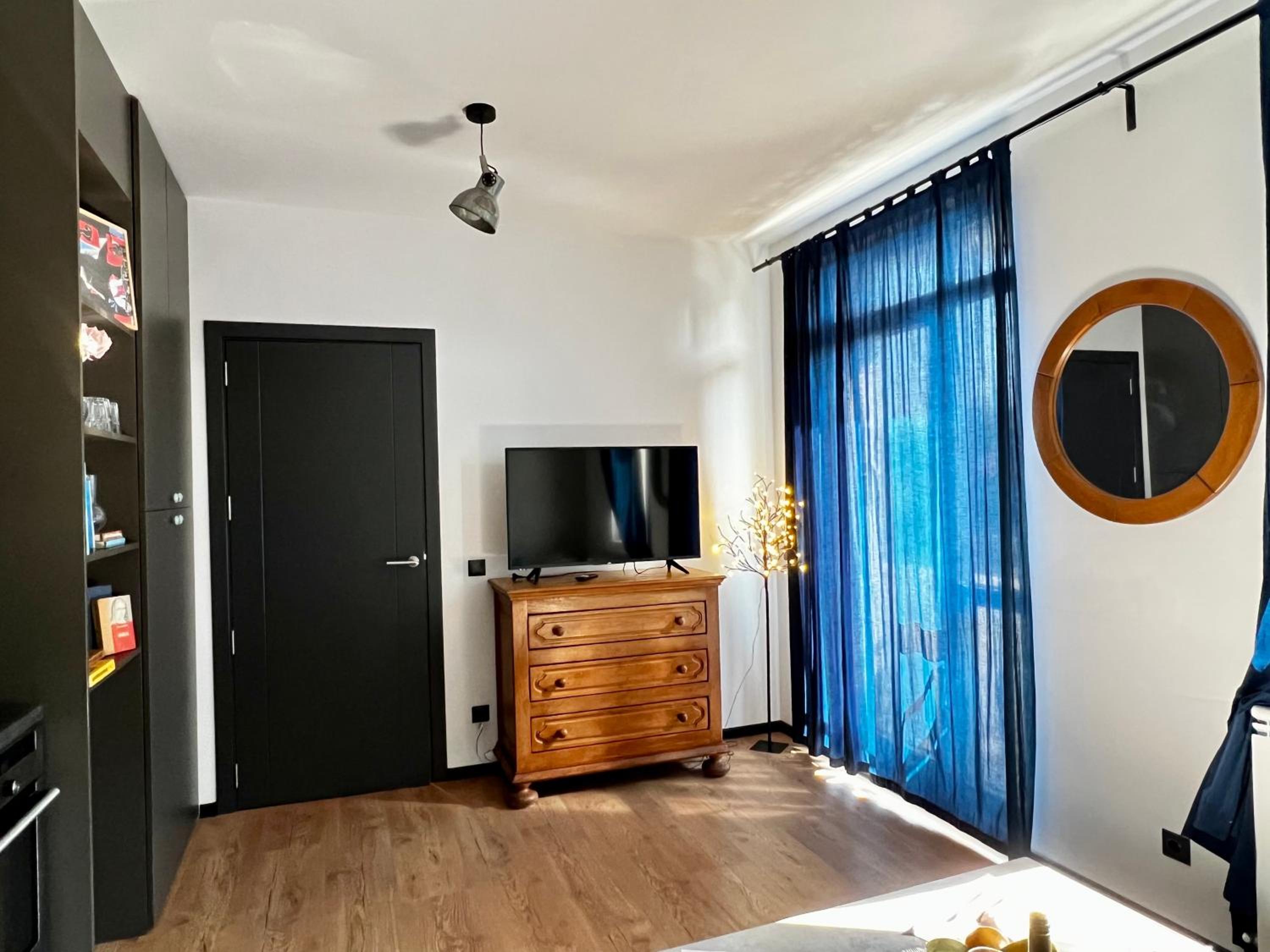 ArT Apartment Near Paradise Mall & Metro Station