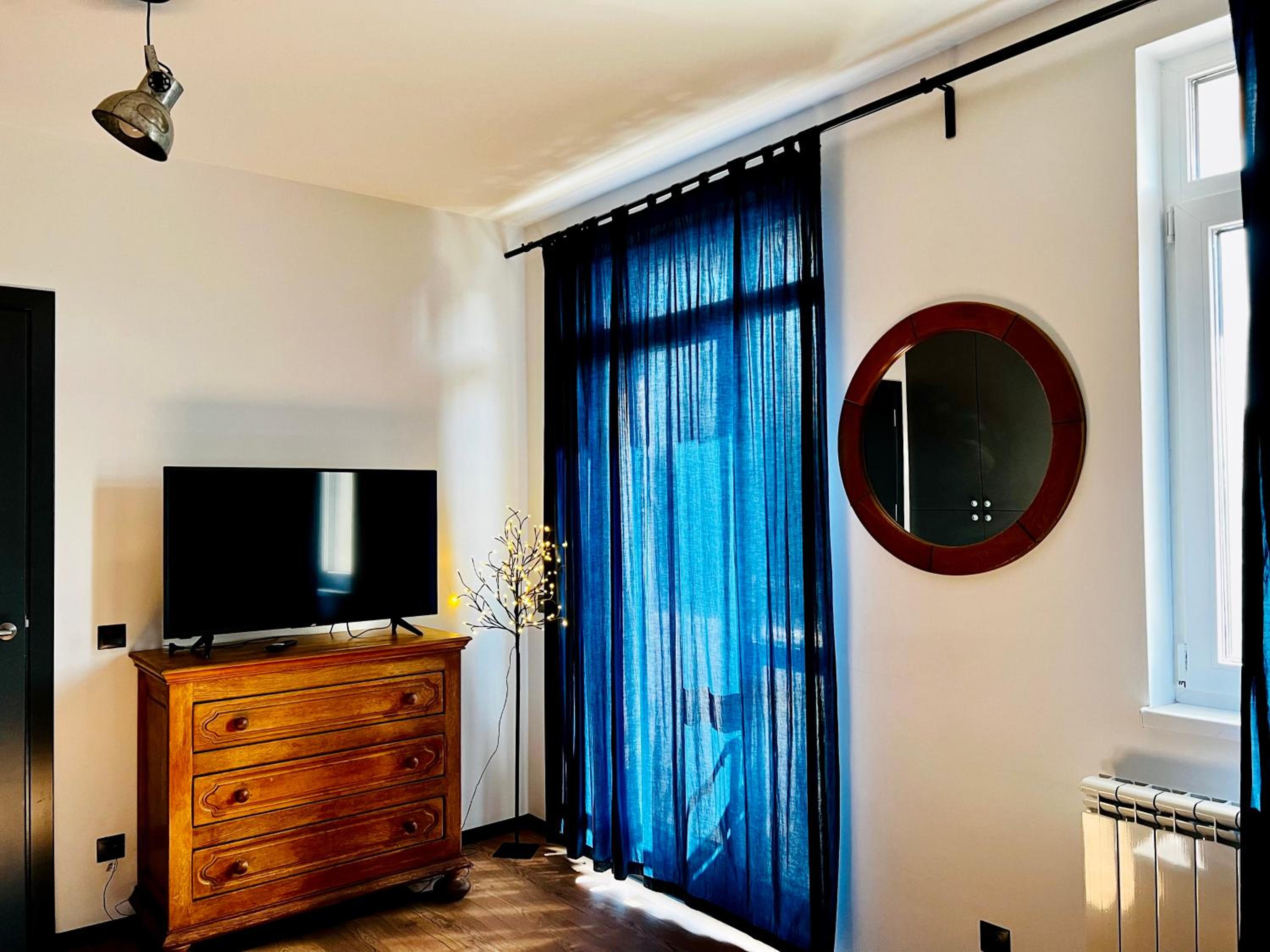 ArT Apartment Near Paradise Mall & Metro Station