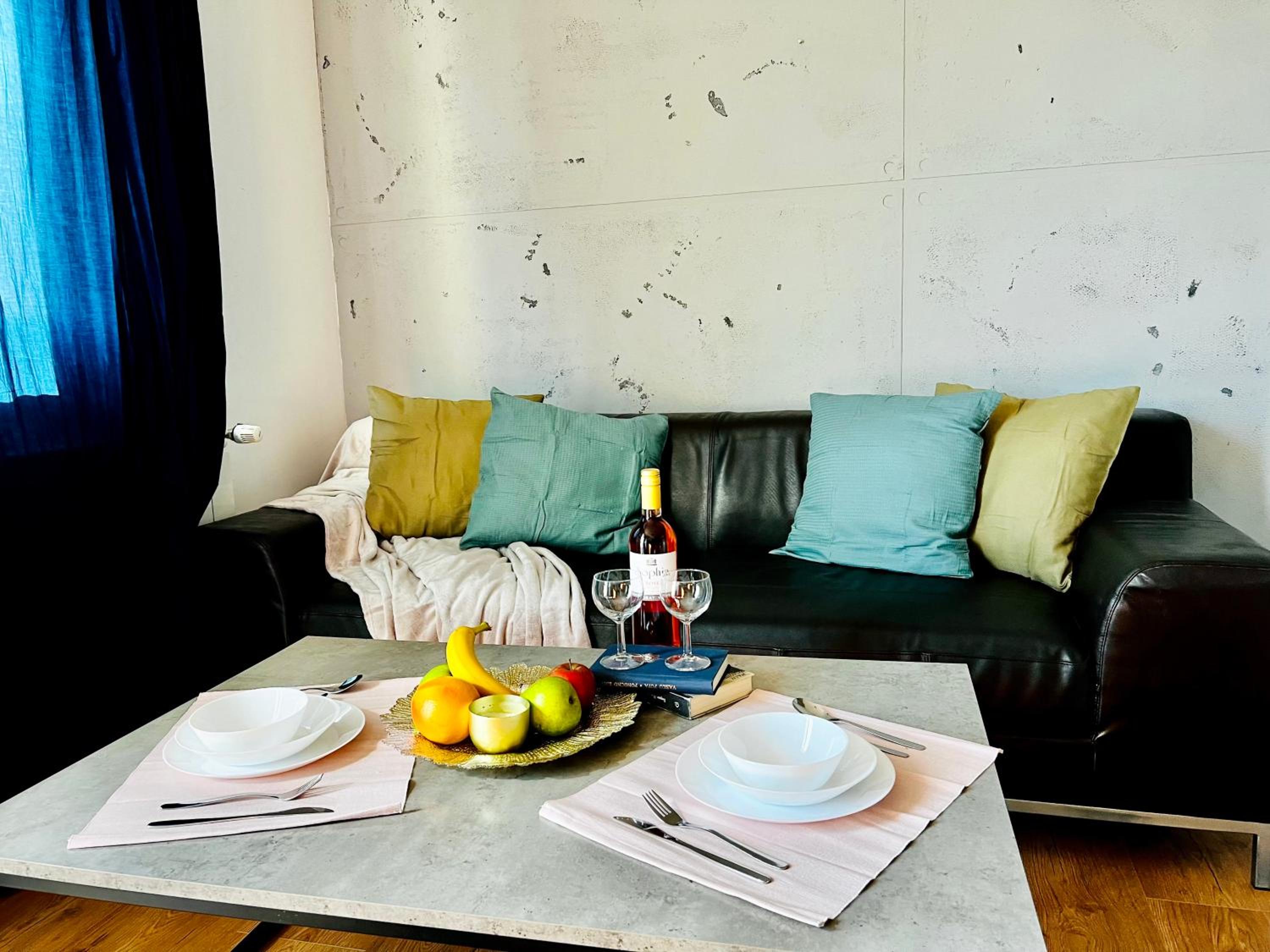 ArT Apartment Near Paradise Mall & Metro Station