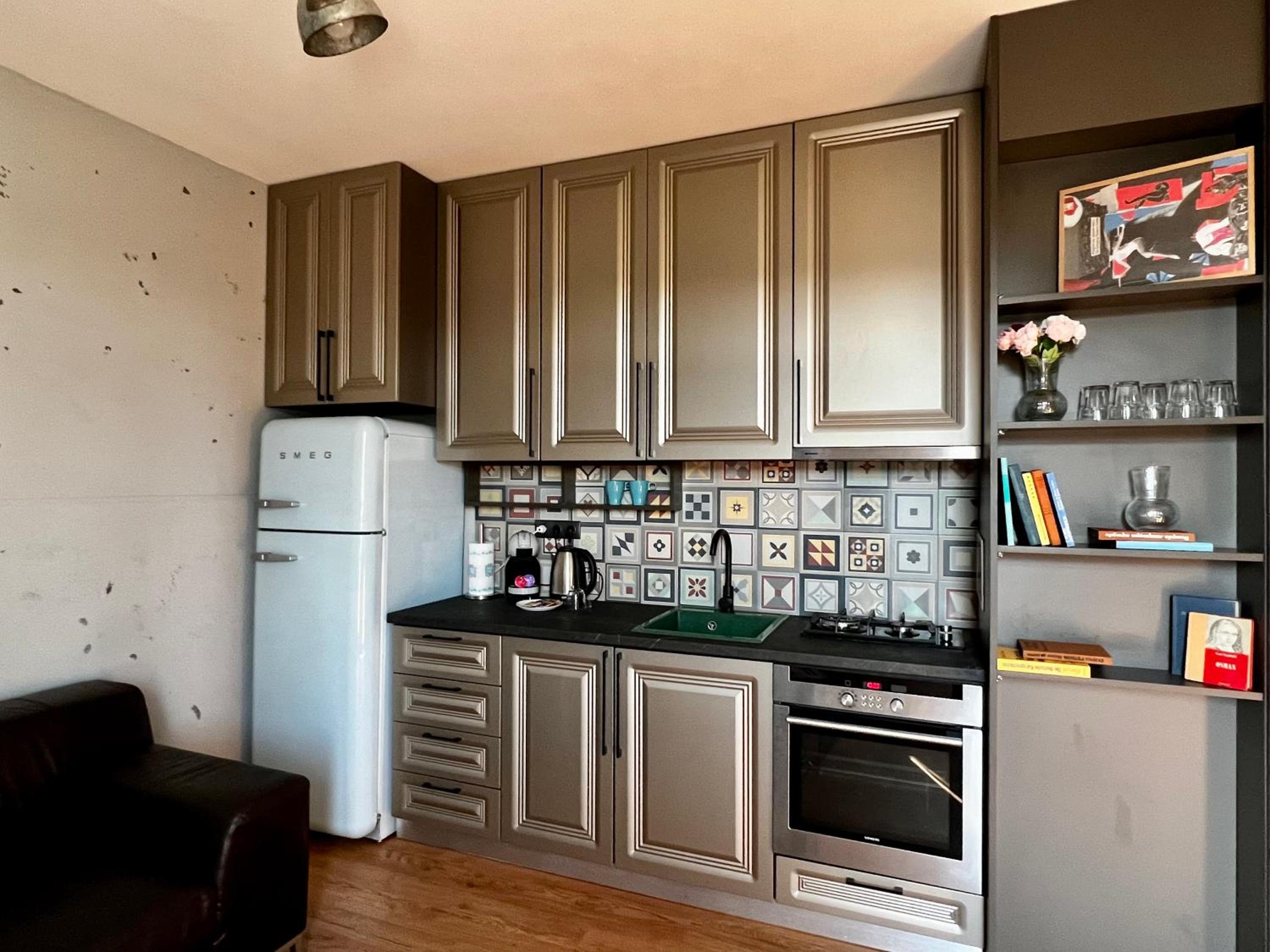 ArT Apartment Near Paradise Mall & Metro Station