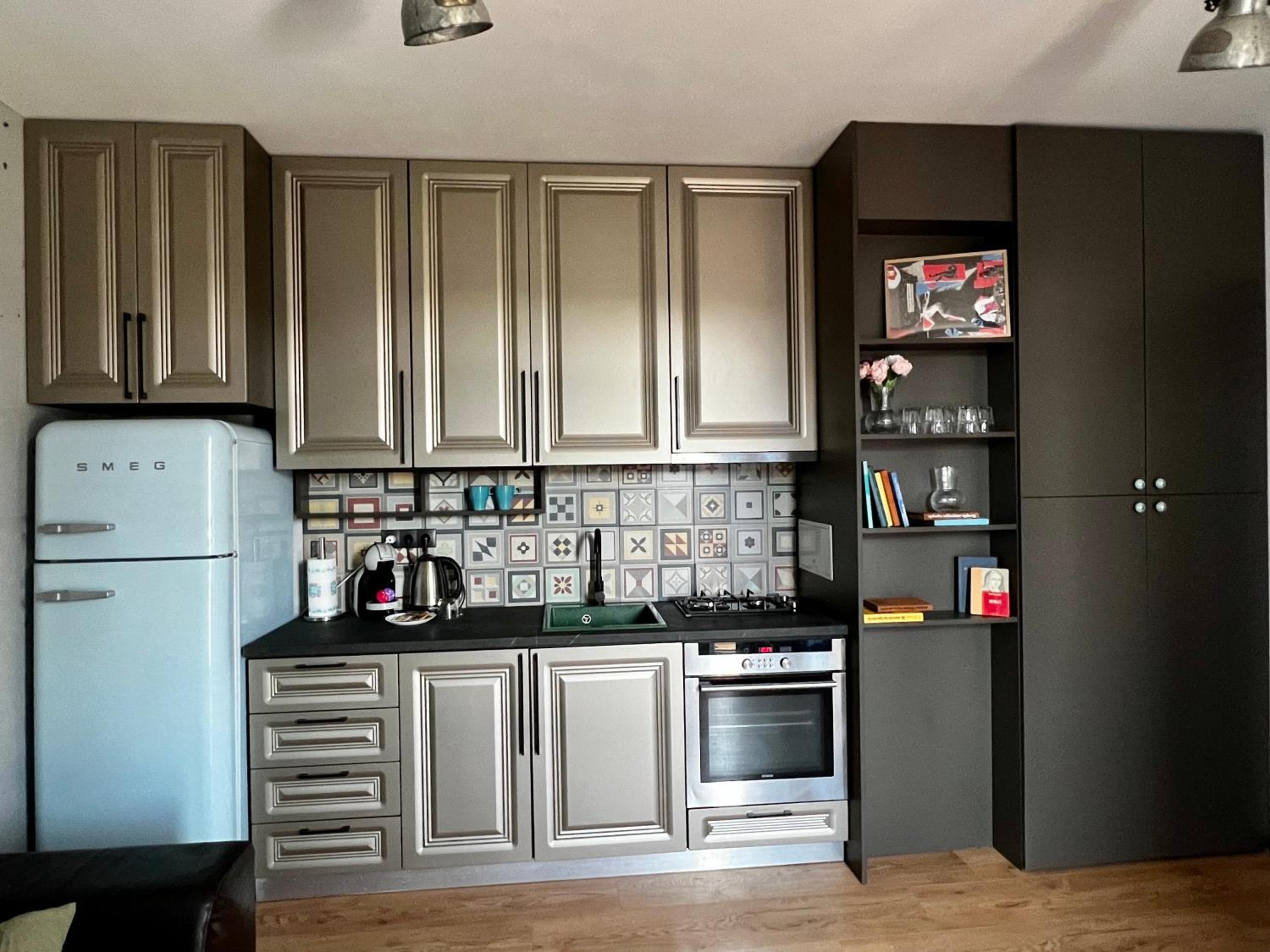 ArT Apartment Near Paradise Mall & Metro Station