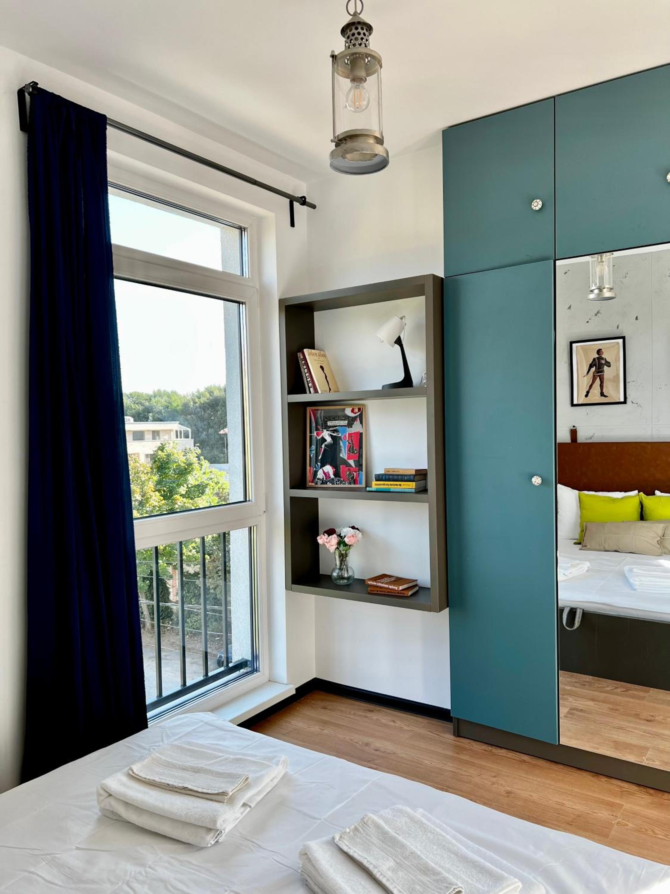 ArT Apartment Near Paradise Mall & Metro Station