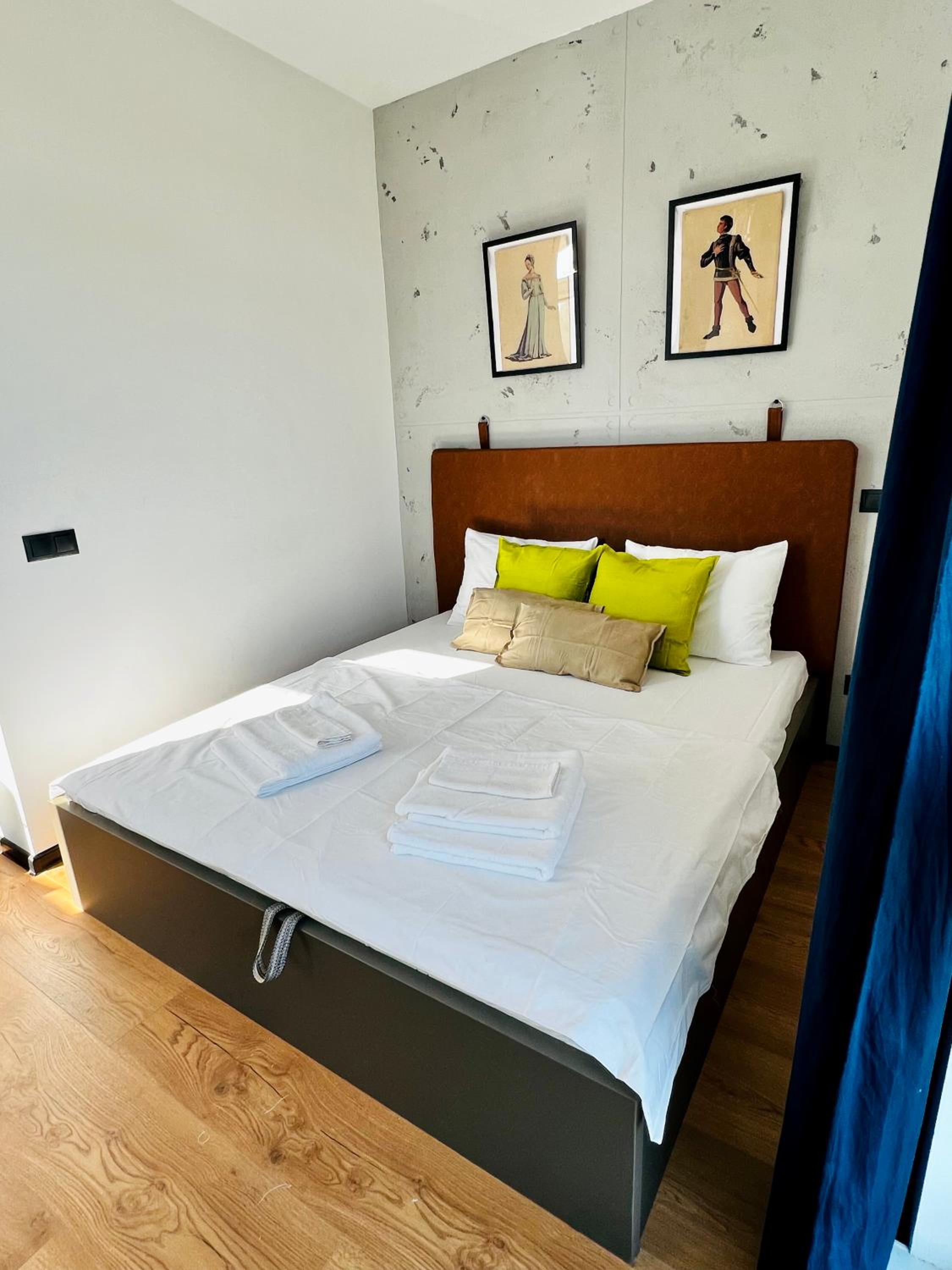 ArT Apartment Near Paradise Mall & Metro Station