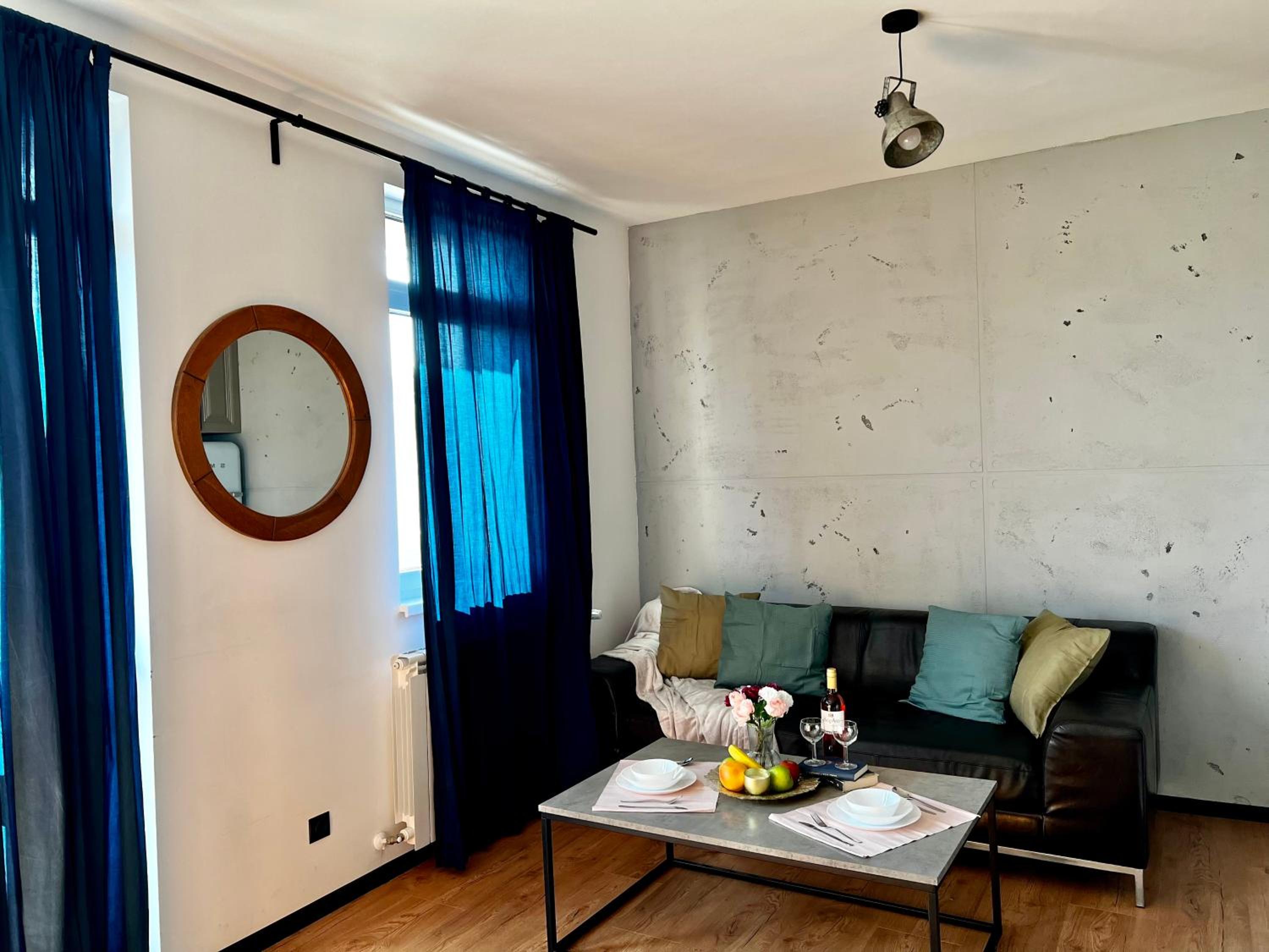 ArT Apartment Near Paradise Mall & Metro Station