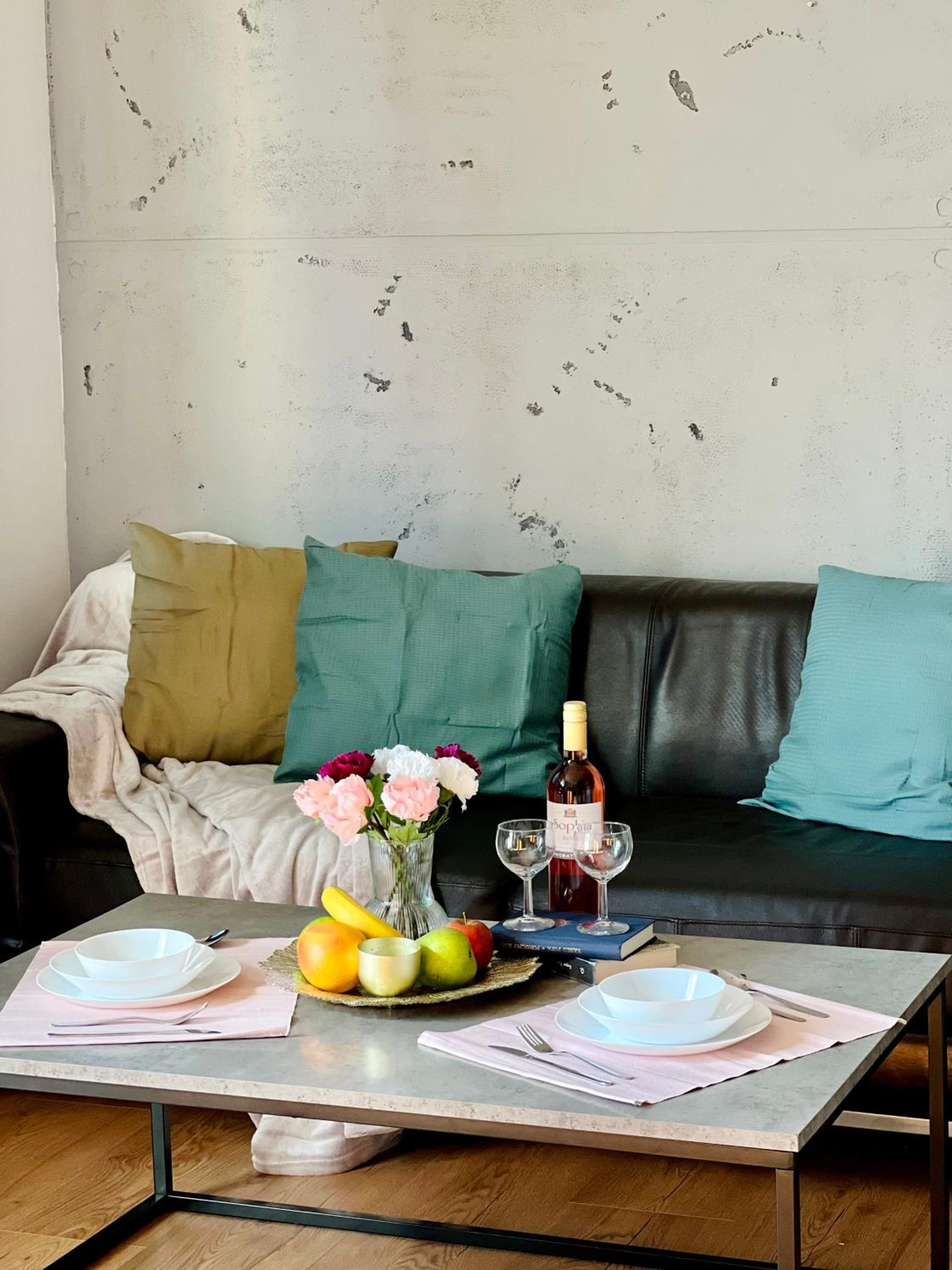 ArT Apartment Near Paradise Mall & Metro Station