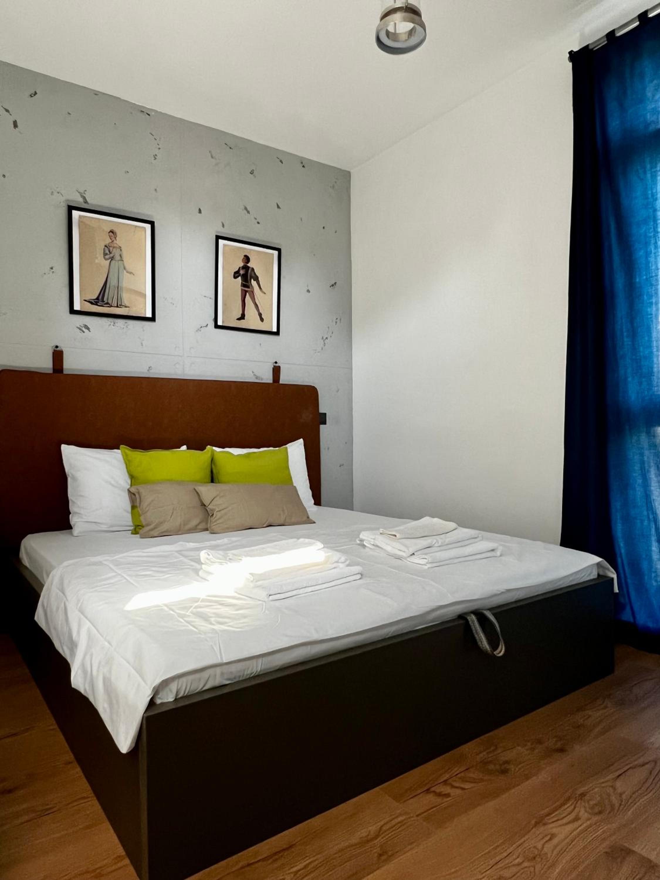 ArT Apartment Near Paradise Mall & Metro Station