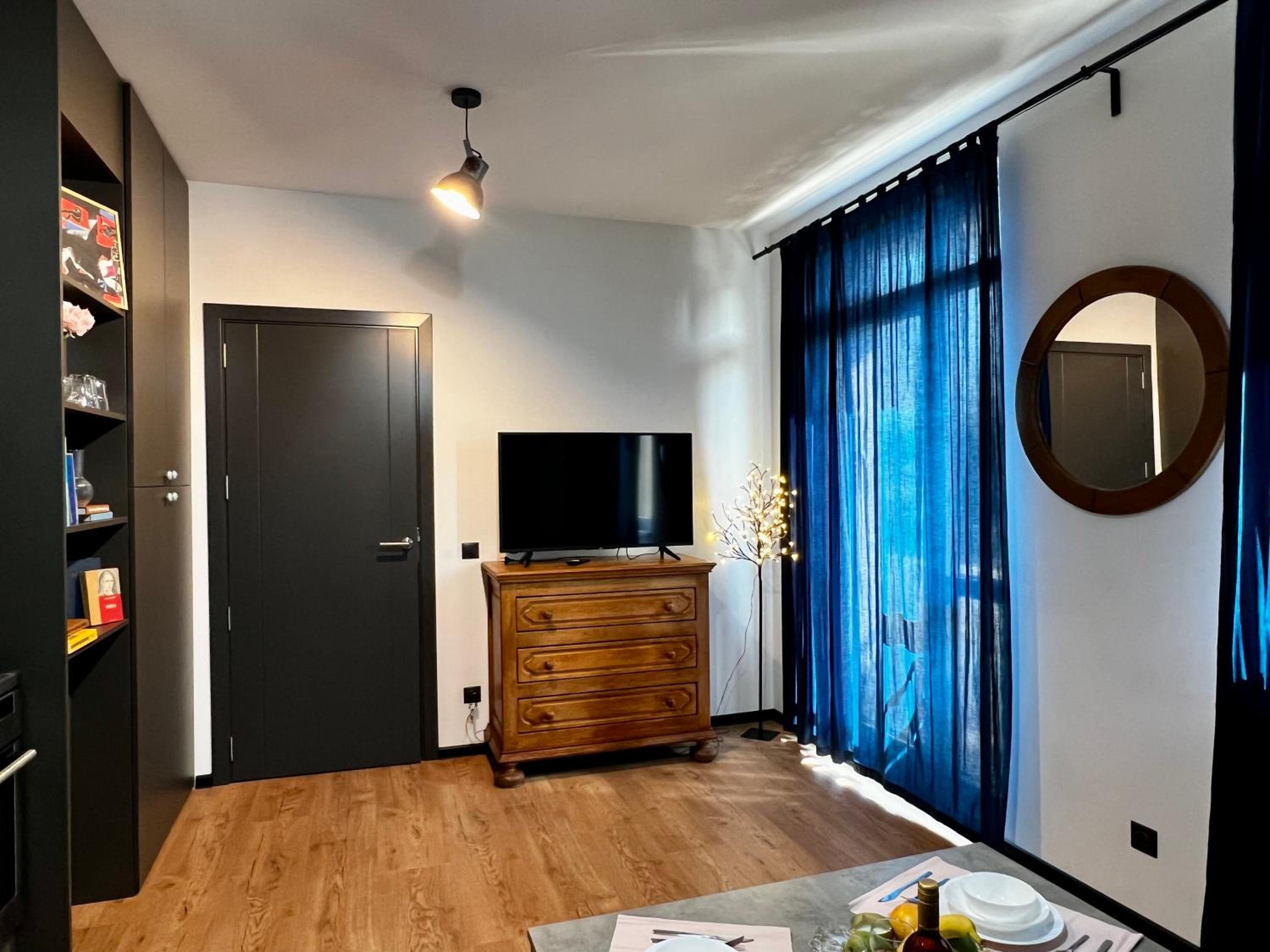 ArT Apartment Near Paradise Mall & Metro Station