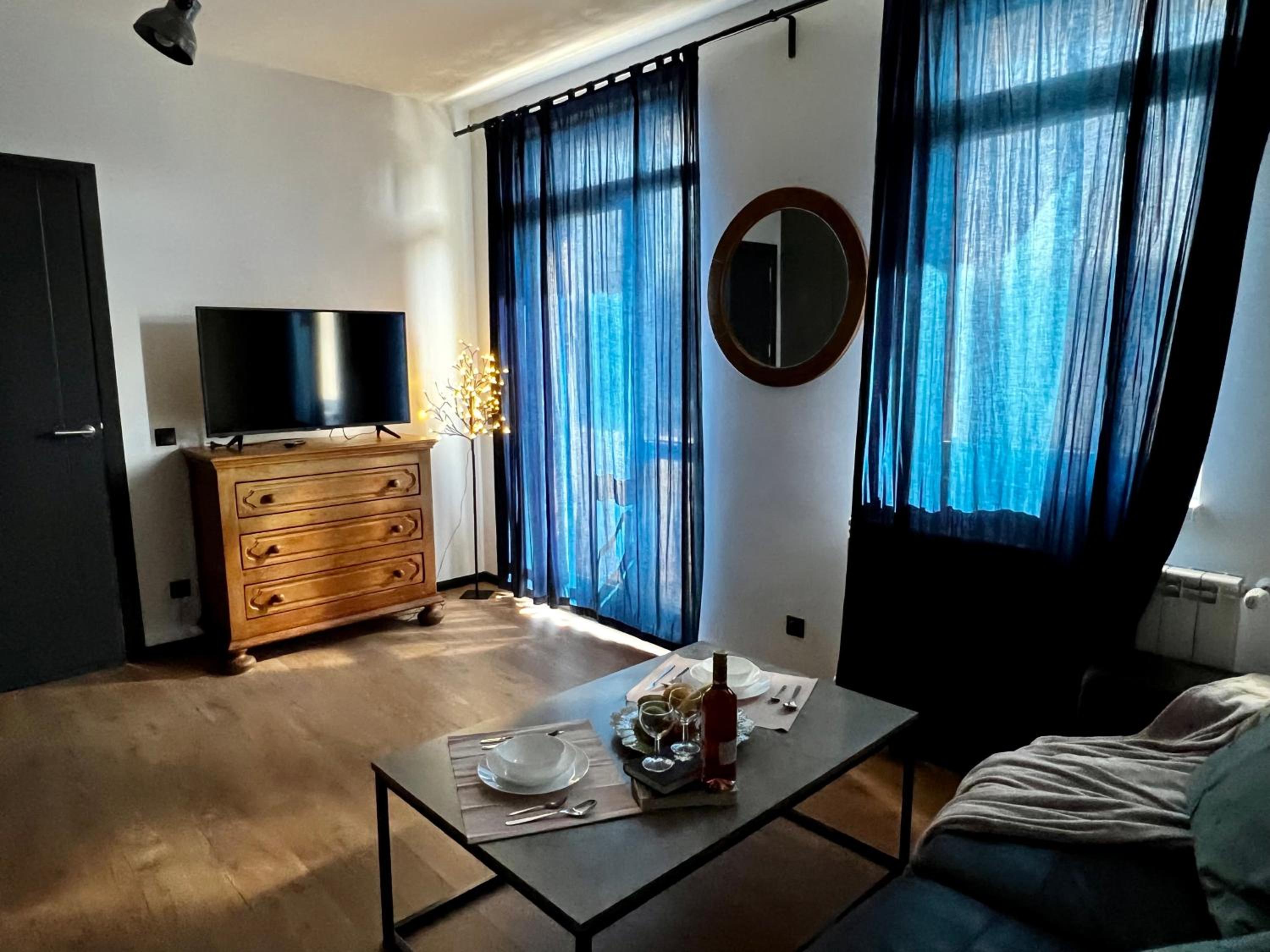 ArT Apartment Near Paradise Mall & Metro Station