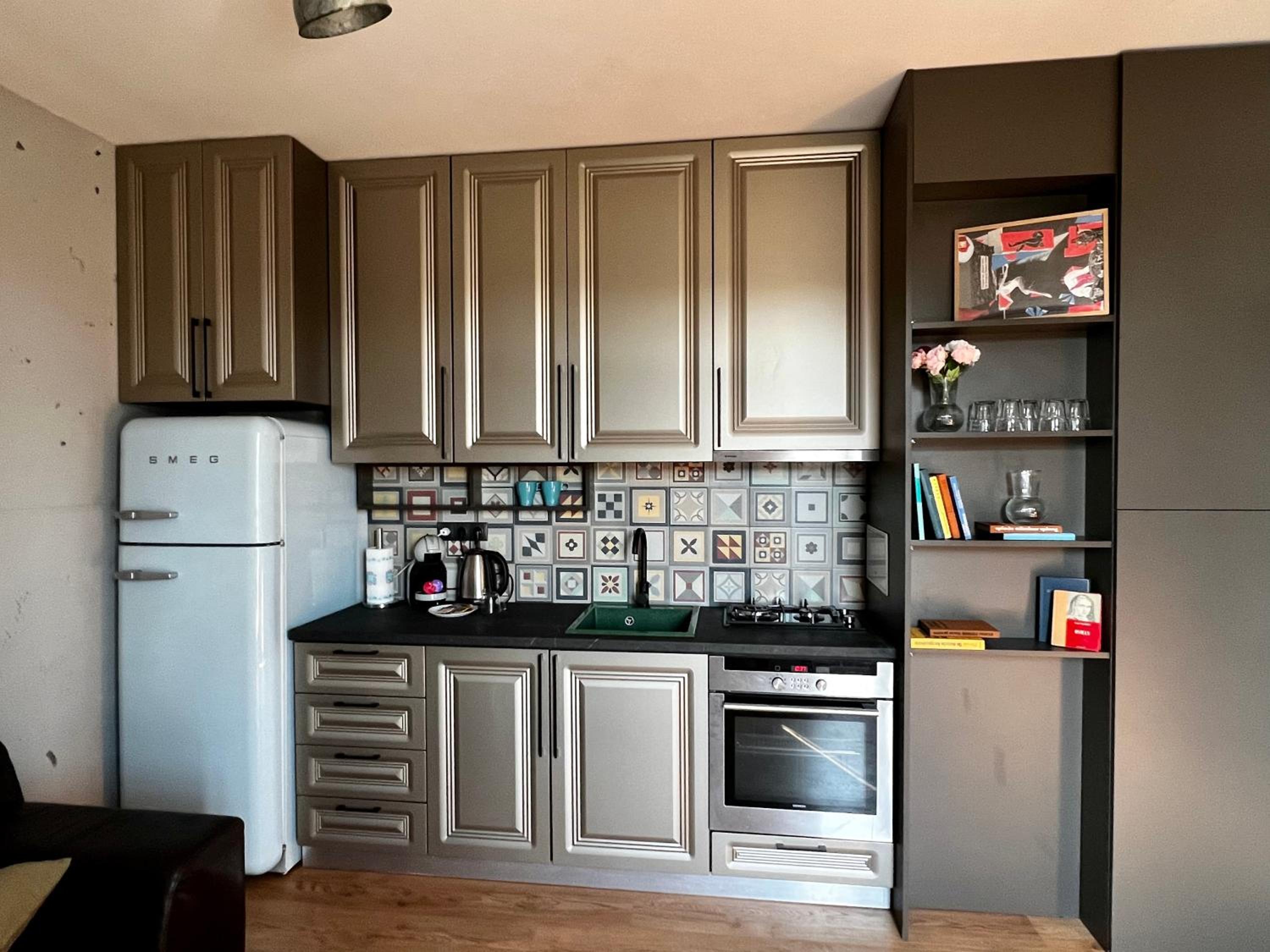ArT Apartment Near Paradise Mall & Metro Station