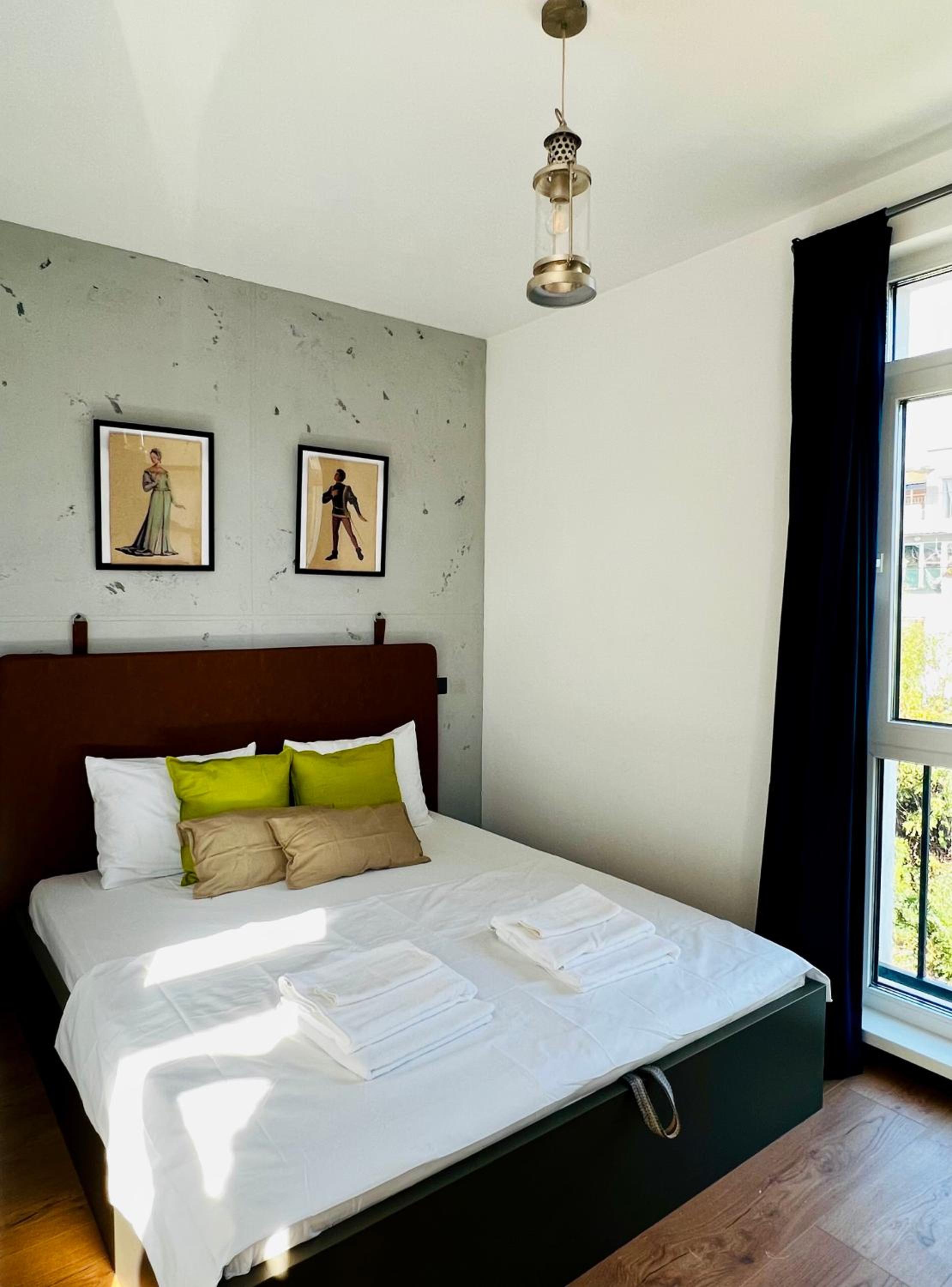 ArT Apartment Near Paradise Mall & Metro Station