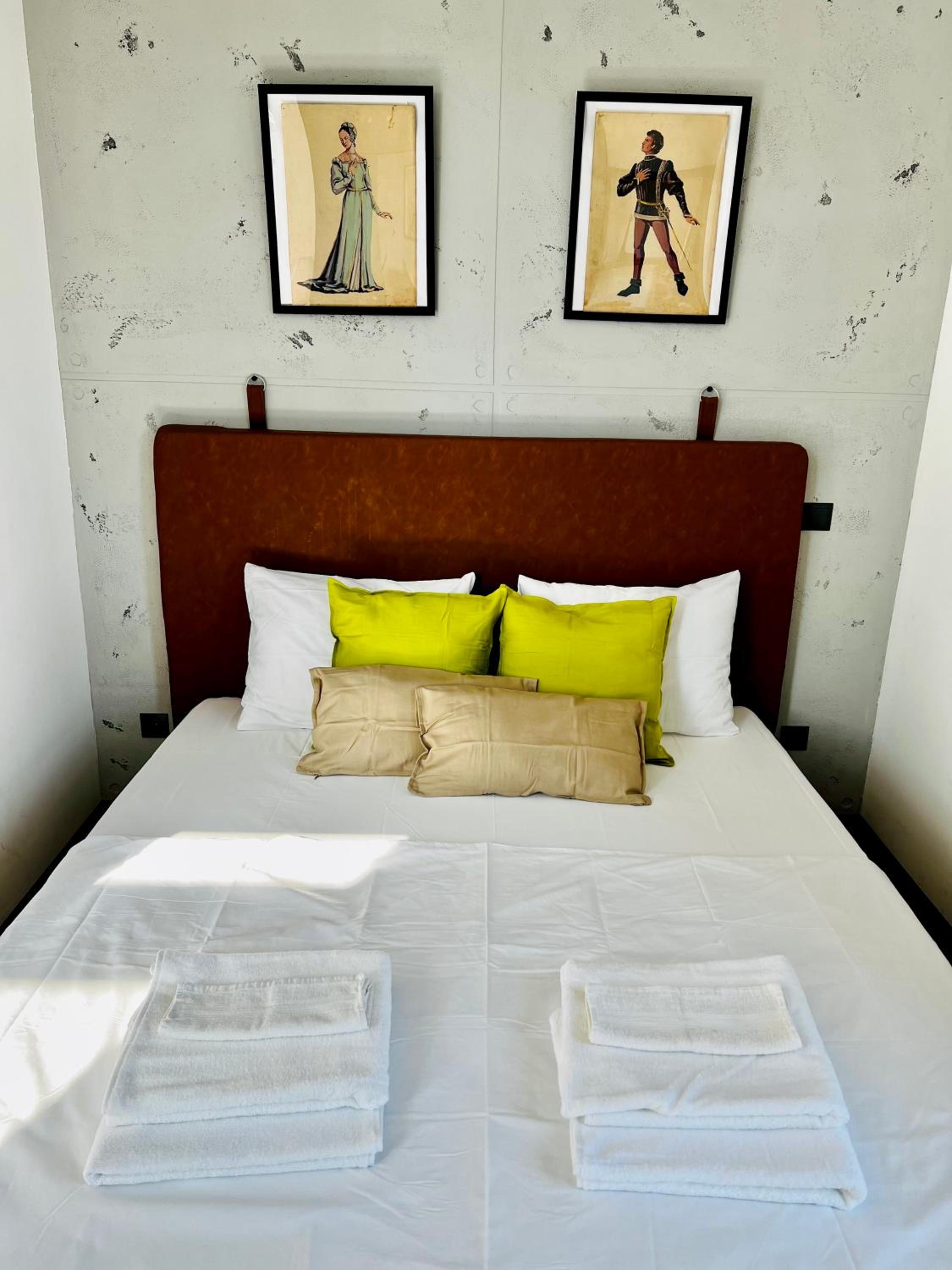 ArT Apartment Near Paradise Mall & Metro Station