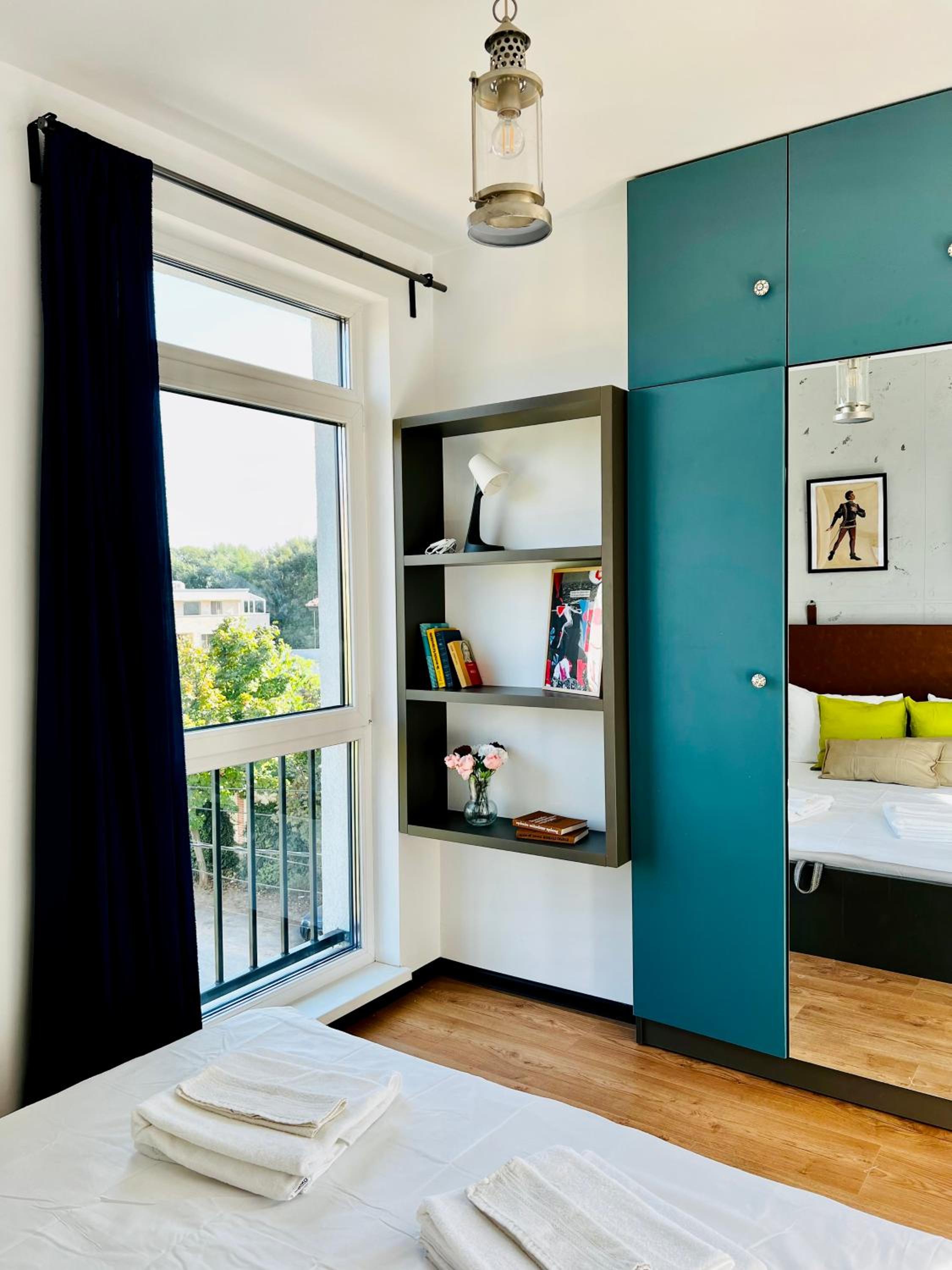 ArT Apartment Near Paradise Mall & Metro Station